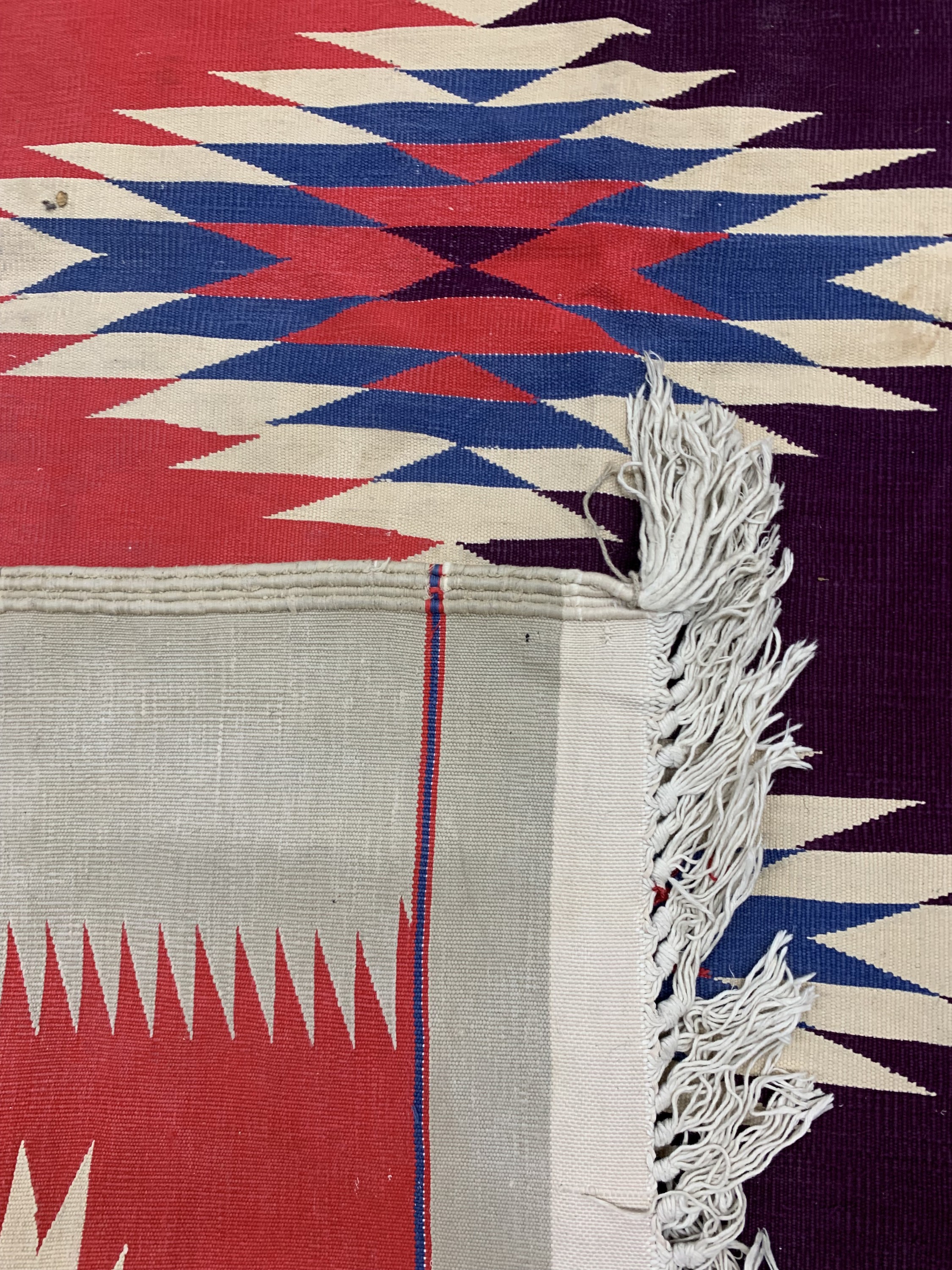Detail h: Duri Kelim, Indien, Mitte 20.Jhd, merzerisierte Baumwolle, ca. 490 x 280 cm, Reinigungsbedürftig, EHZ: 2