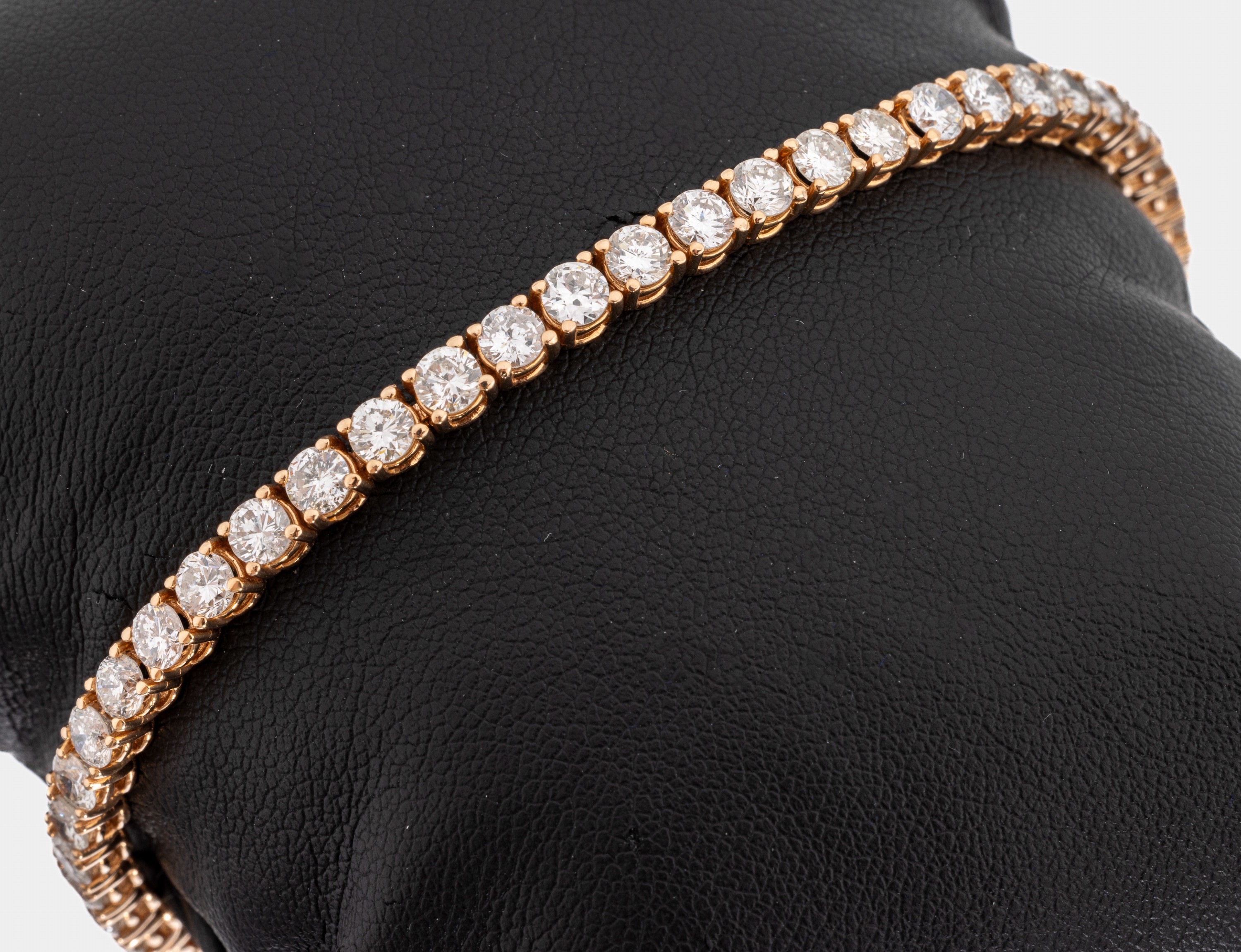 18 kt Gold Brillant-Rivierearmband, Rose G 750/000, 45 Brillanten zus. ca. 8.30 ct Weiß- l.get.Weiß/si-p1, L. ca. 17.5 cm, Kastenschloss mit 2 ...