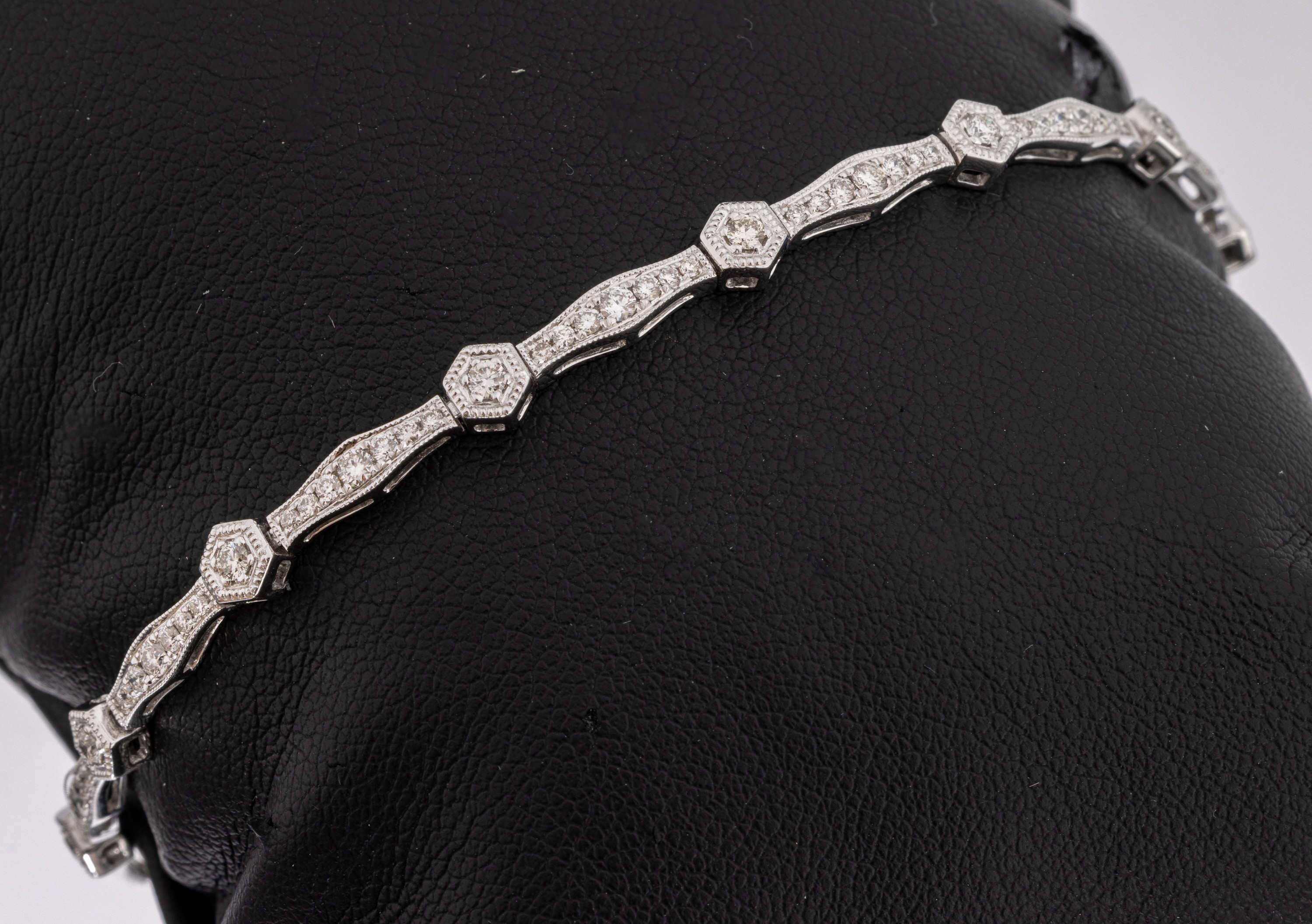 18 kt Gold Brillant-Armband, WG 750/000, 94 Brillanten zus. ca. 1.30 ct Weiß/si, ca. 10.0 g, L. ca. 18 cm, Kastenschloss mit Sicherheitsbügel