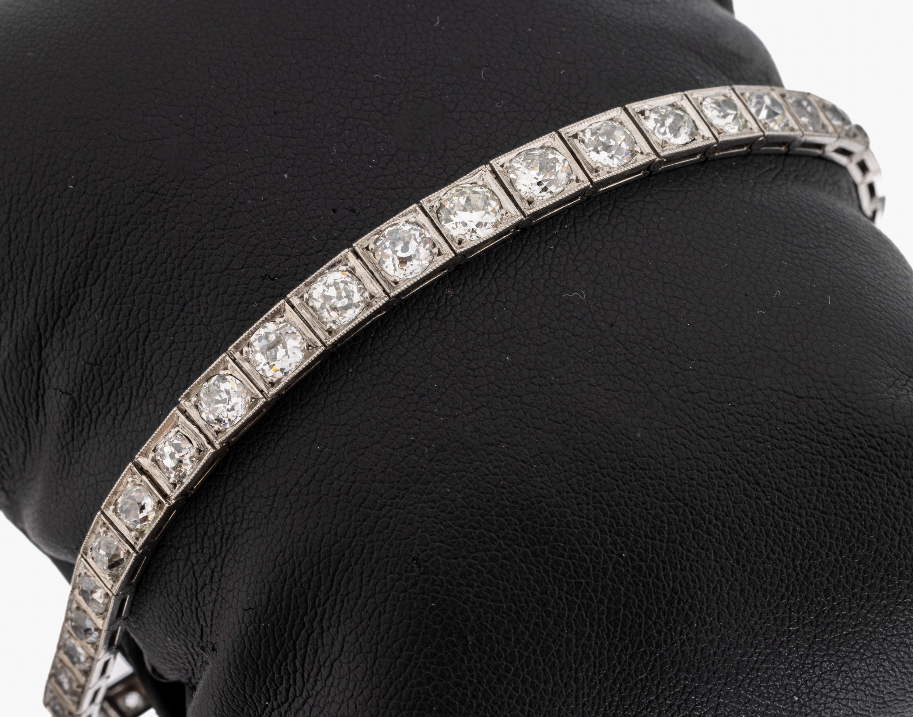 Platin Diamant-Armband, 1930er Jahre, Pt gepr., Altschliffdiamanten zus. ca. 6.0 ct Weiß-l.get.Weiß/si-p1, Millegriffverz., L. ca.17 cm, ...