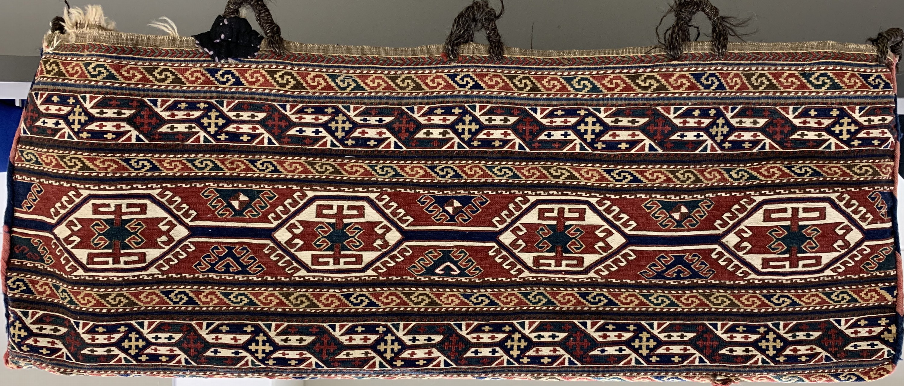 Detail b: Shahsawan Mafrasch, Persien, um 1900, Wolleauf Wolle, ca. 110 x 55 x 40 cm, EHZ: 2