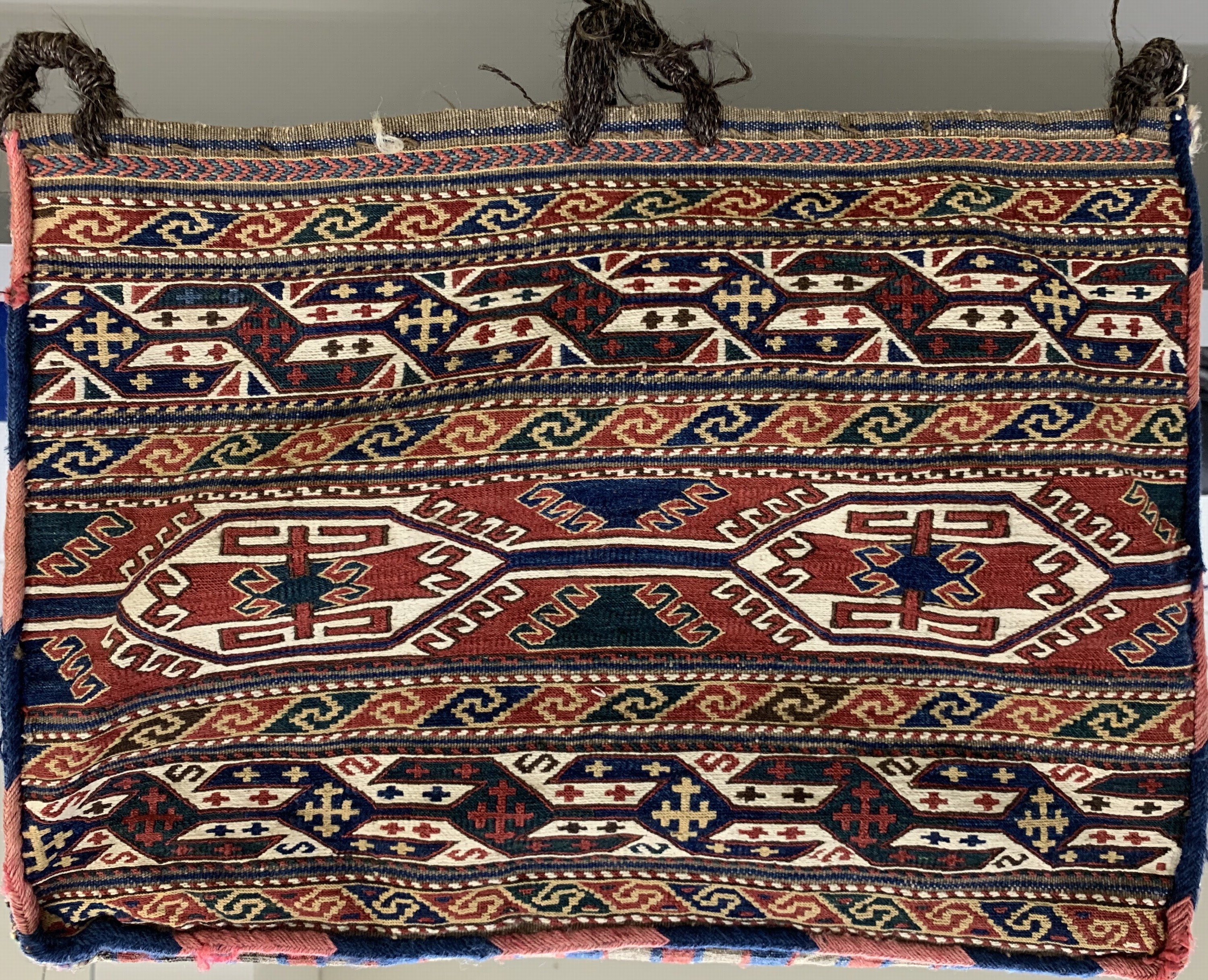 Detail c: Shahsawan Mafrasch, Persien, um 1900, Wolleauf Wolle, ca. 110 x 55 x 40 cm, EHZ: 2
