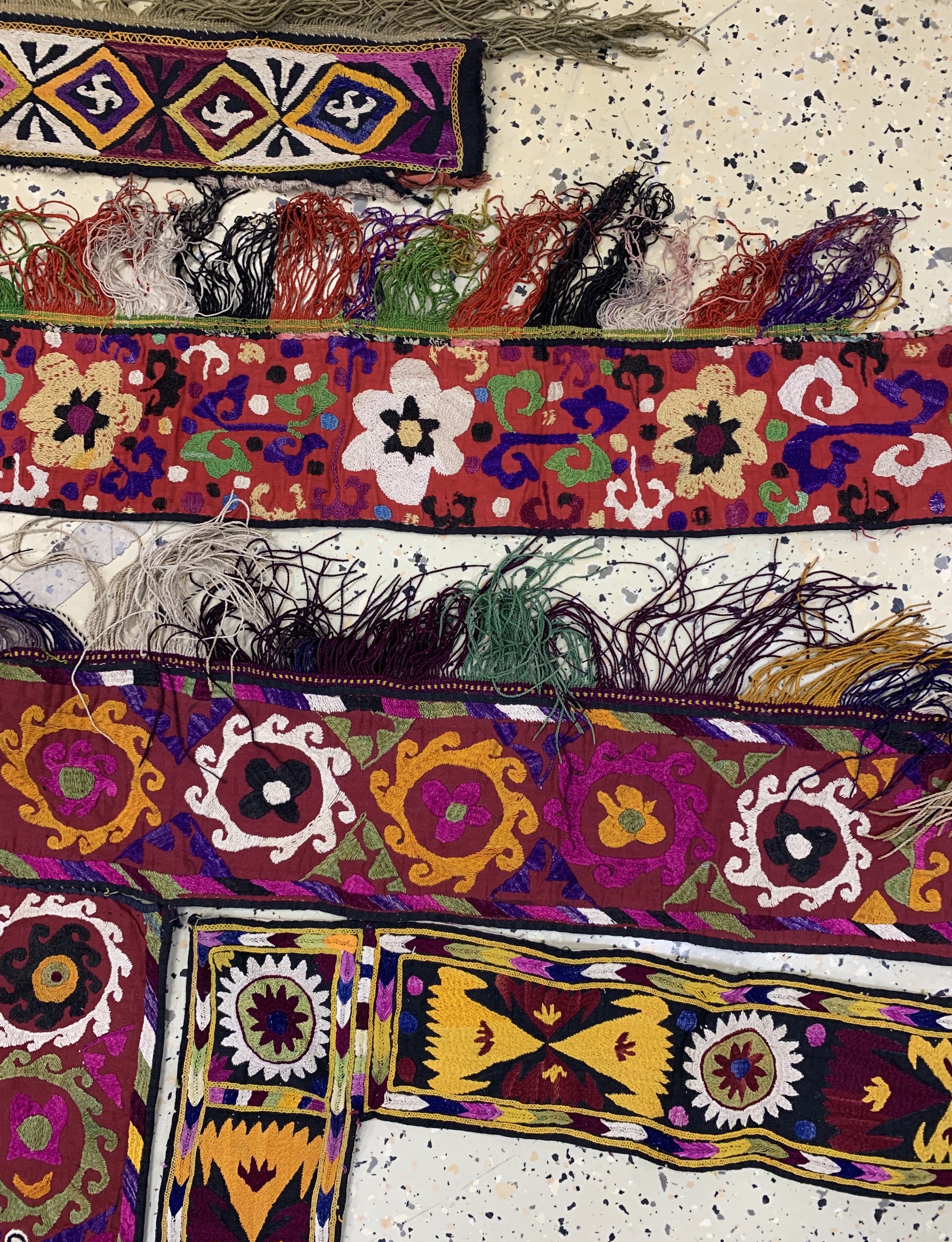 Detail a: 4 Lots"Tierschmuck", Uzbekistan, Anfang 20.Jhd, Seidenstickerei, ca. 90 x 11 cm, EHZ: 2