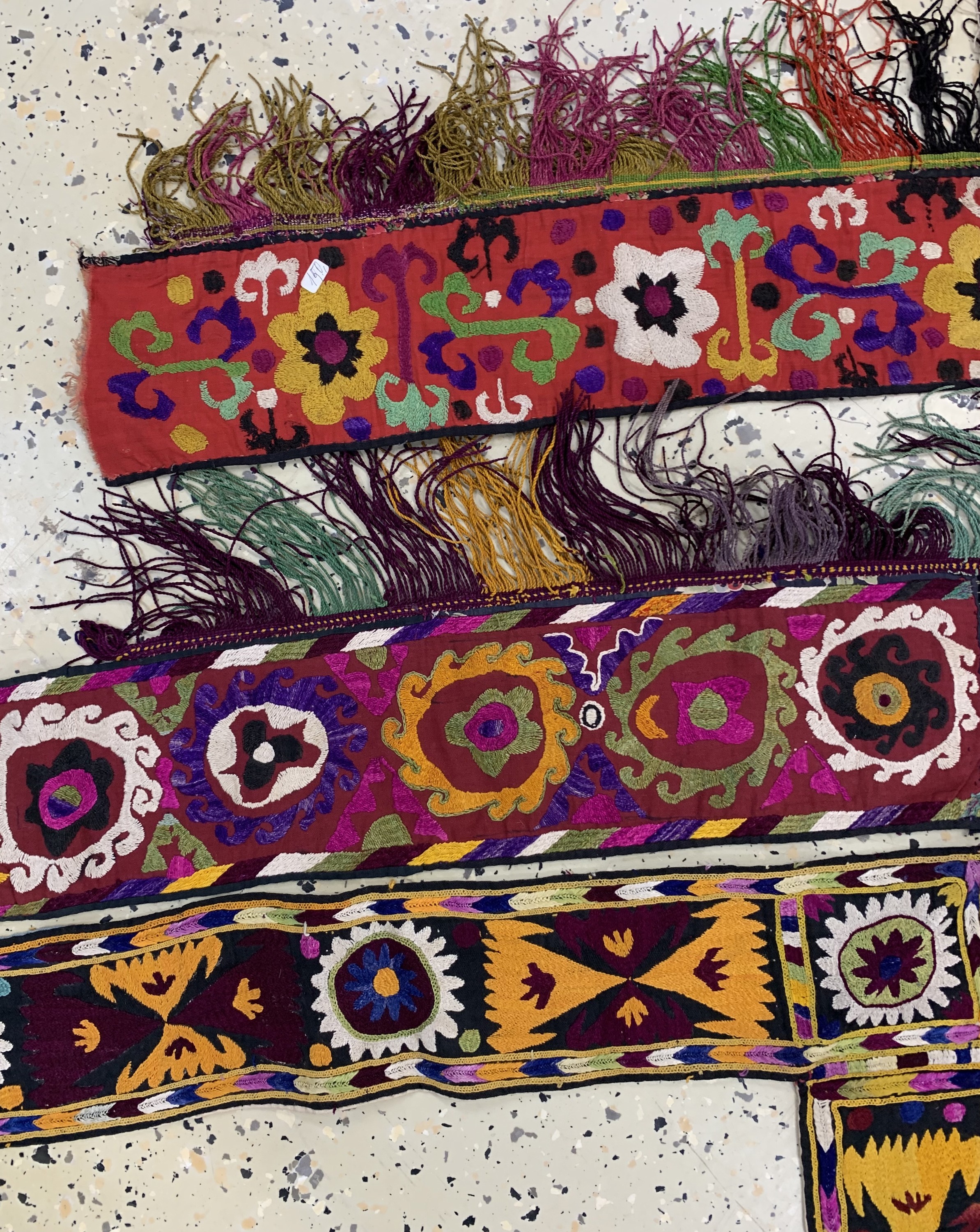 Detail b: 4 Lots"Tierschmuck", Uzbekistan, Anfang 20.Jhd, Seidenstickerei, ca. 90 x 11 cm, EHZ: 2