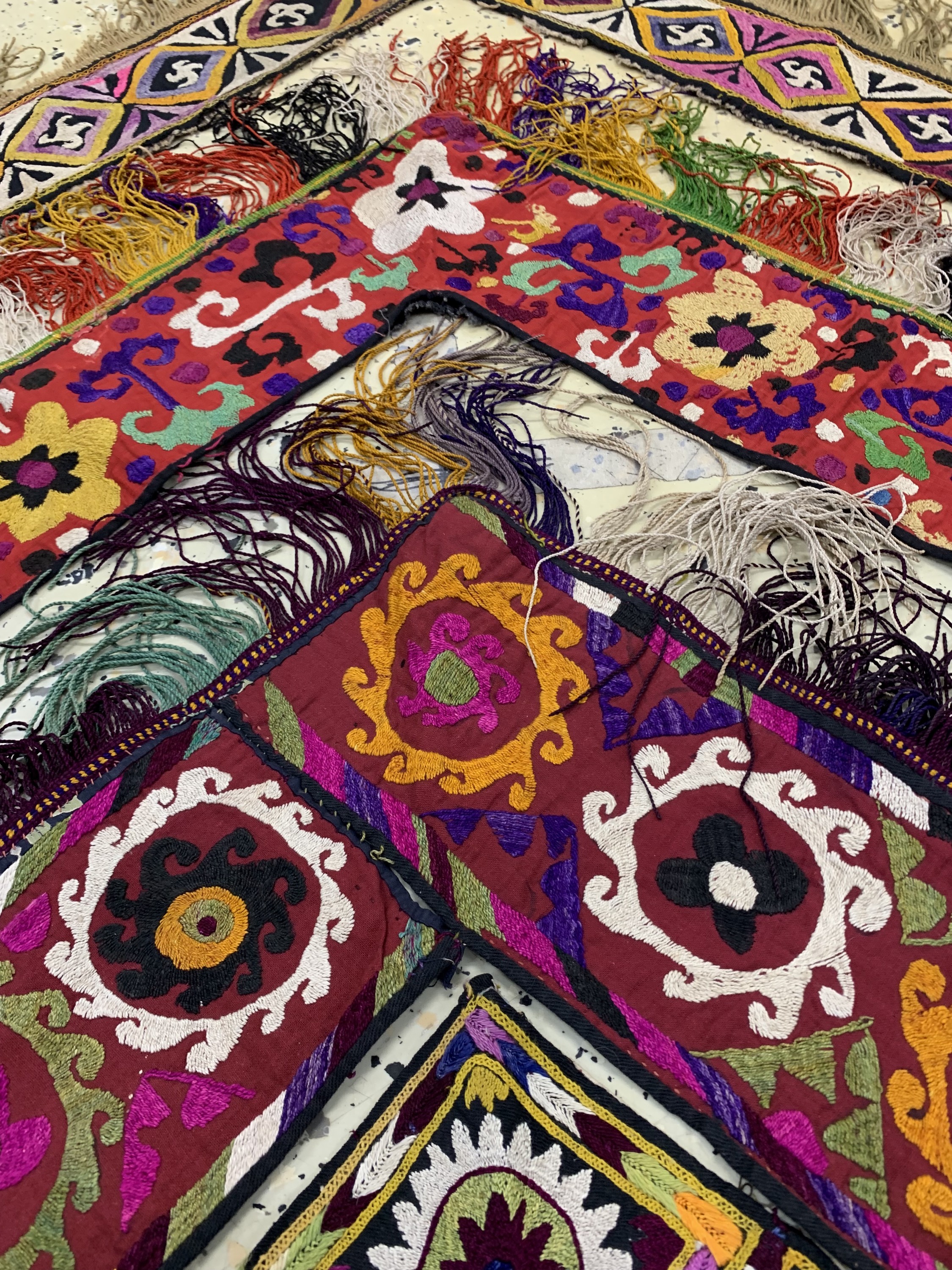 Detail c: 4 Lots"Tierschmuck", Uzbekistan, Anfang 20.Jhd, Seidenstickerei, ca. 90 x 11 cm, EHZ: 2