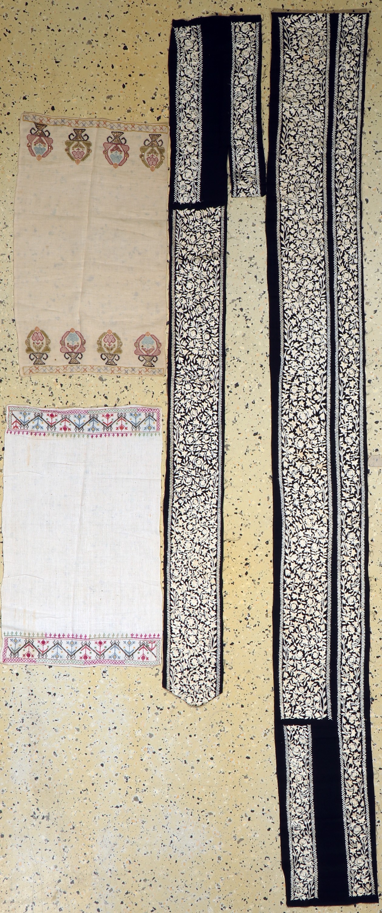 4 Lots Stickerei, Turkmenistan, Anfang 20.Jhd, Wolle-Seidenstickerei, ca. 65 x 40 cm & 222 x 24 cm, EHZ: 2