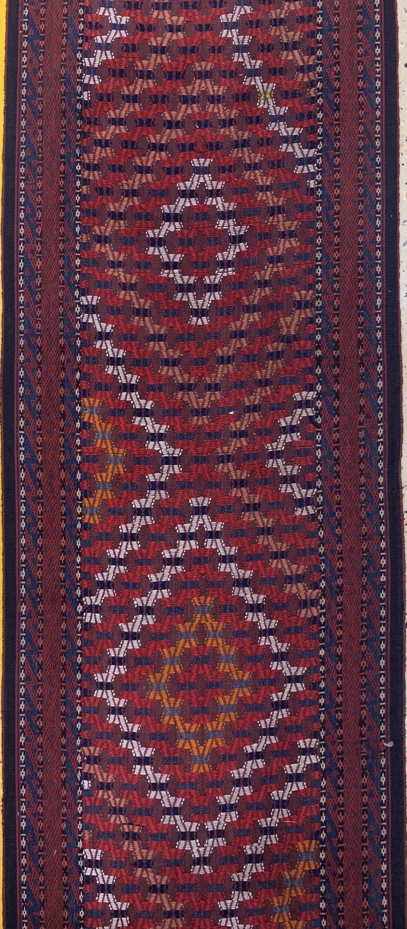 Detail b: Antikes"Zeltband", Turkmenistan, um 1900, Wolle auf Wolle, ca. 1660 x 53 cm, EHZ: 2-3 (kleine geflickte Stelle).