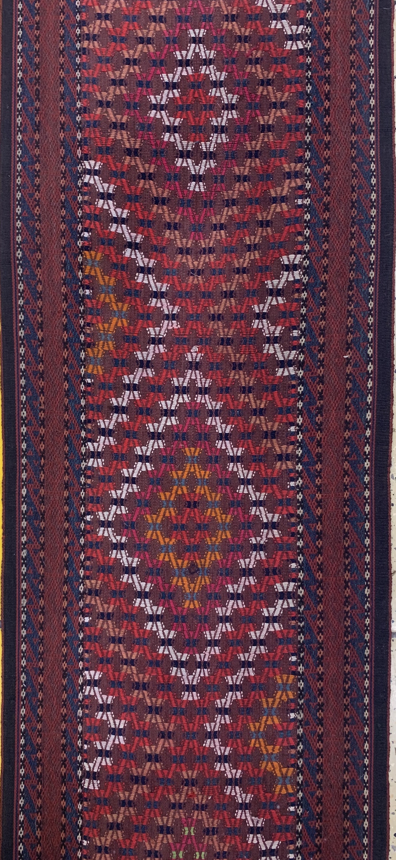 Detail c: Antikes"Zeltband", Turkmenistan, um 1900, Wolle auf Wolle, ca. 1660 x 53 cm, EHZ: 2-3 (kleine geflickte Stelle).