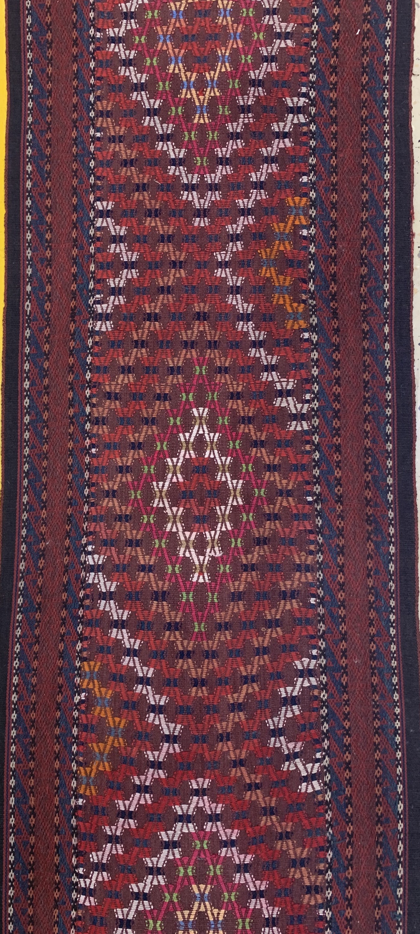 Detail d: Antikes"Zeltband", Turkmenistan, um 1900, Wolle auf Wolle, ca. 1660 x 53 cm, EHZ: 2-3 (kleine geflickte Stelle).