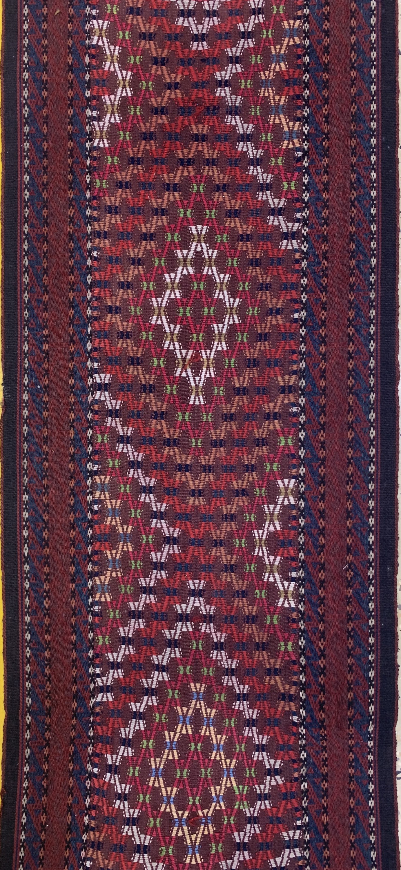 Detail e: Antikes"Zeltband", Turkmenistan, um 1900, Wolle auf Wolle, ca. 1660 x 53 cm, EHZ: 2-3 (kleine geflickte Stelle).