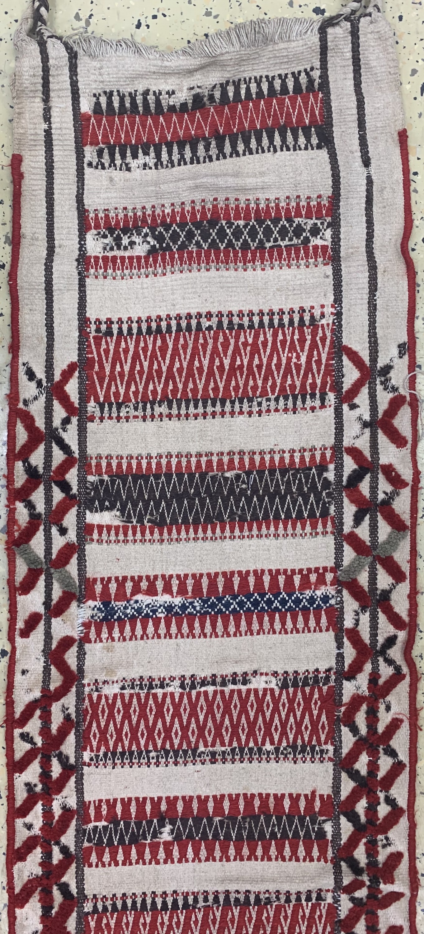 Detail a: Uzbek"Zeltband", Uzbekistan, Anfang 20.Jhd,Wolle auf Wolle, ca. 1175 x 39 cm, EHZ: 3-4 (geflickte Stellen)