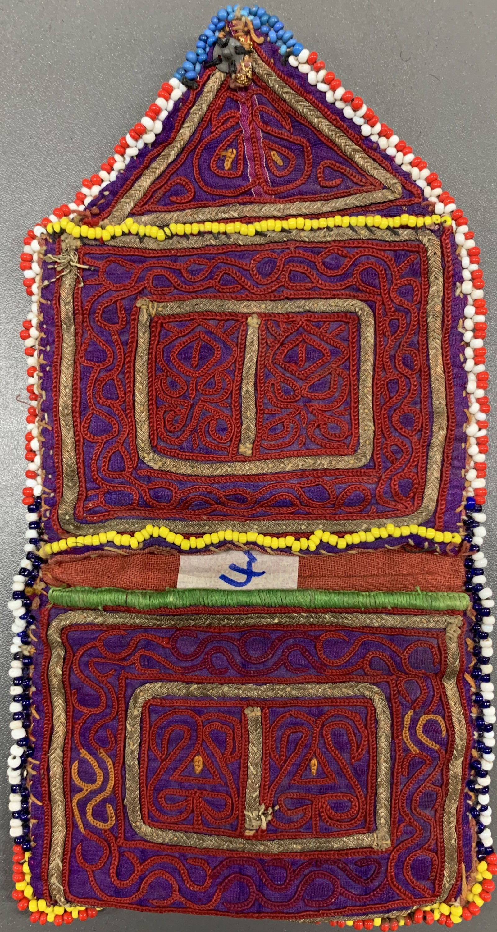 Detail b: "Geldbeutel", Uzbekistan, Anfang 20.Jhd, Seiden-Metallstickerei, ca. 18 x 12 cm, EHZ: 2