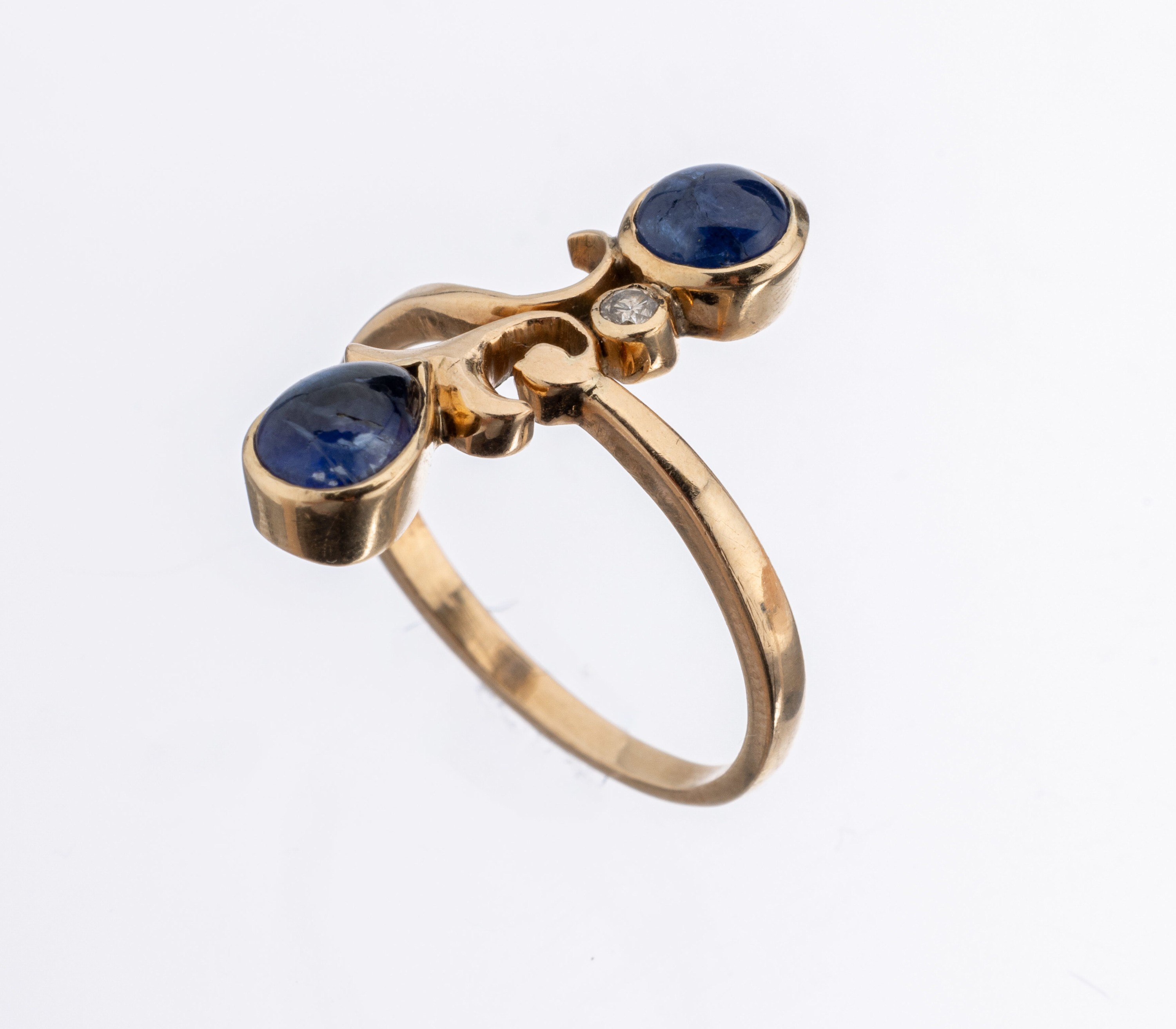 14 kt Gold Saphir-Brillant-Ring, GG 585/000, im Stil des Jugendstils, 2 Saphir -Cabochons zus. ca. 0.80 ct, 1 Brillant 0.05 ct Weiß/p, RW 53, ca. ...