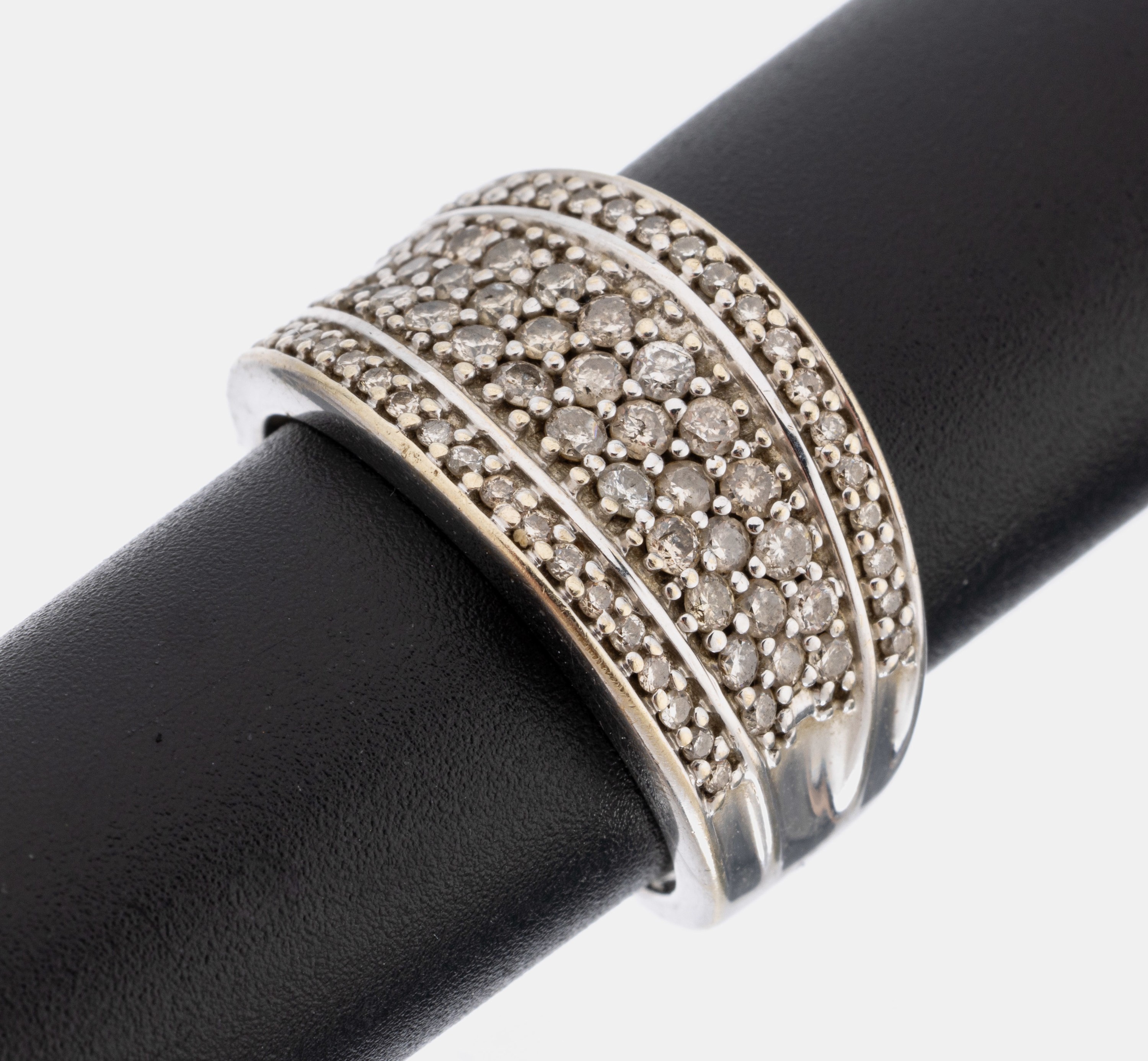 14 kt Gold Brillant-Ring, WG 585/000, 73 Brillanten zus. ca. 2.50 ct l.get.Weiß-get. Weiß/p, RW 56, ca. 7.3 g