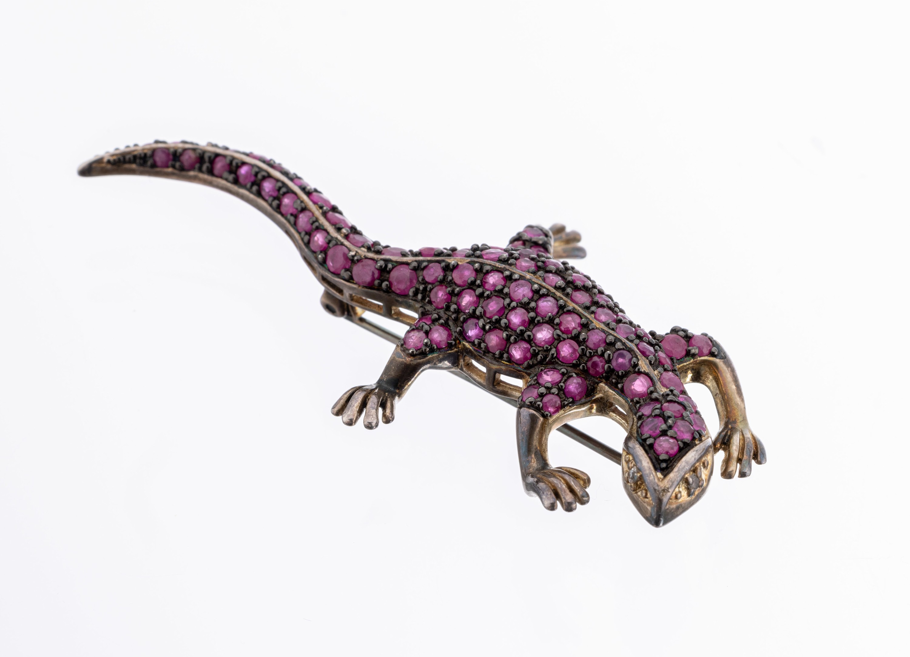 Rubin-Brosche "Eidechse", Silber gepr., plastisch, rundfacett. Rubine zus. ca. 4.0 ct,ca. 6 x 3.2 cm