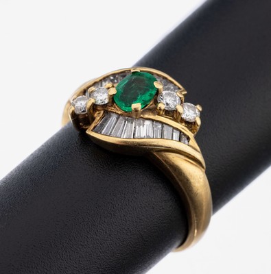 Image 26854775 - 18 kt Gold Smaragd-Diamant-Ring, GG 750/000, mittig erhaben gefasster ovalfacett. ...
