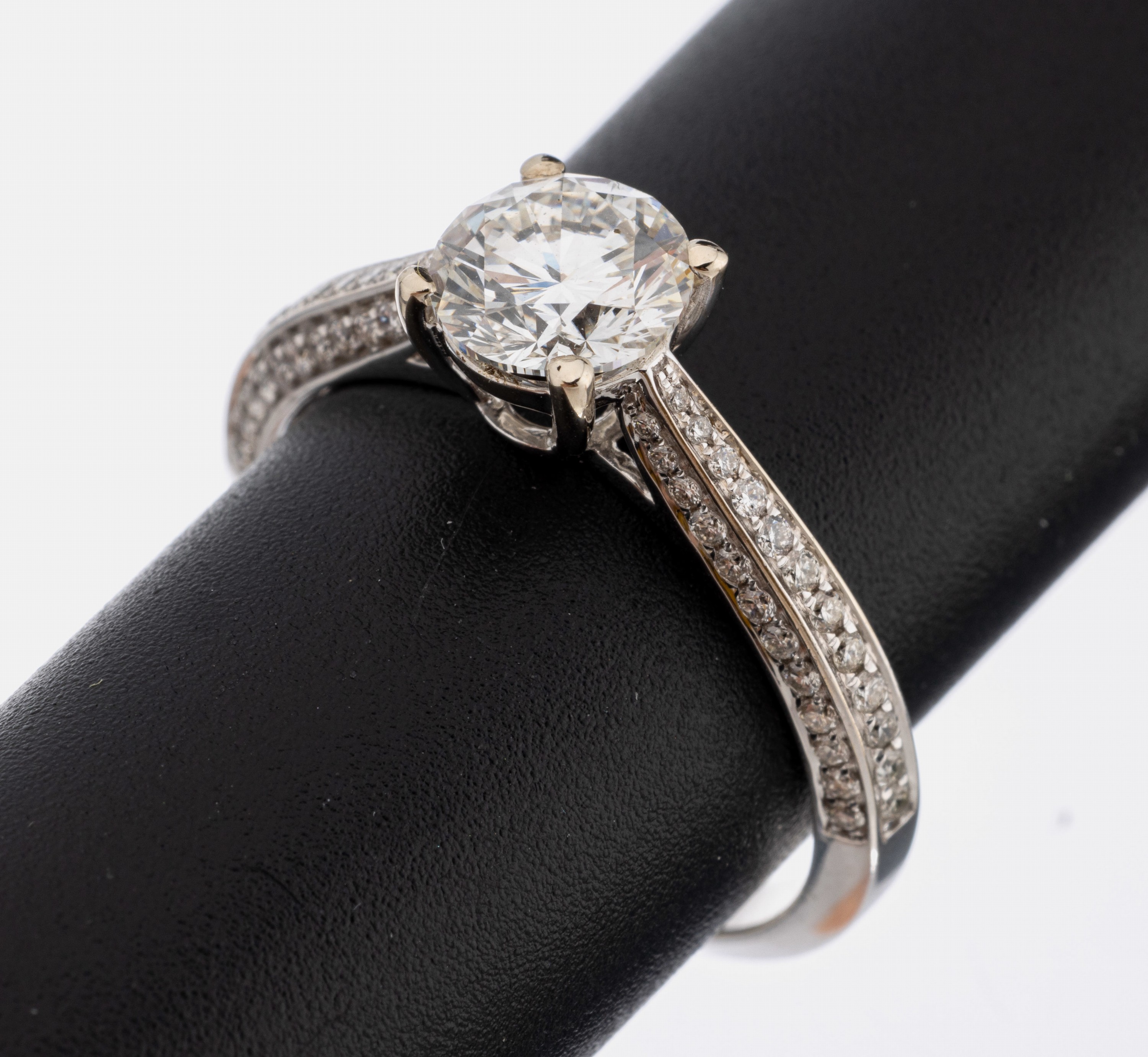 18 kt Gold Brillant-Ring, WG 750/000, mittig Brillant ca. 1.15 ct feines Weiß(G)/vvs1, Ringschultern mit 72 Brillanten zus. ca. 0.36 ct (grav.) ...