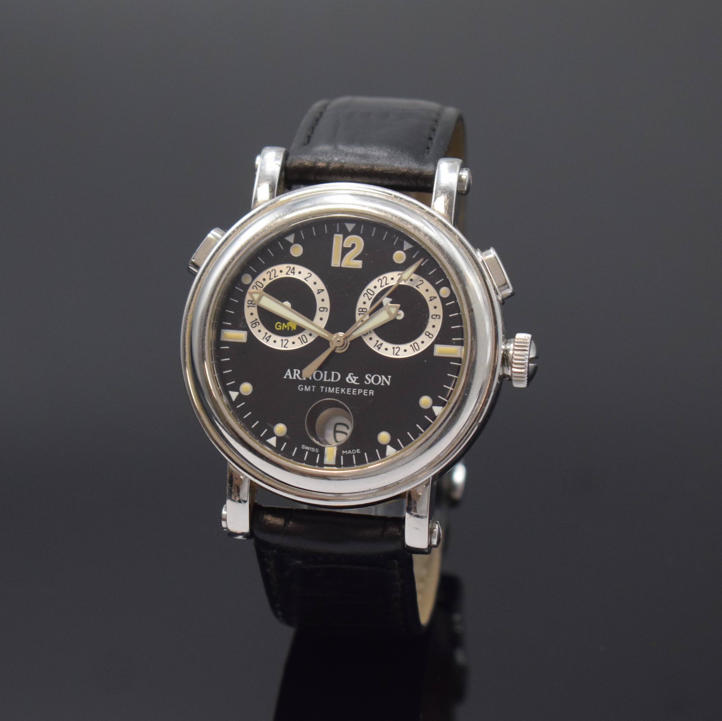 ARNOLD & SON GMT Timekeeper II Herrenarmbanduhr mit 3 Zeitzonen, Schweiz um 2015, Automatik, Edelstahlgeh. inkl. Lederband m. orig. Dornschl., Boden ...