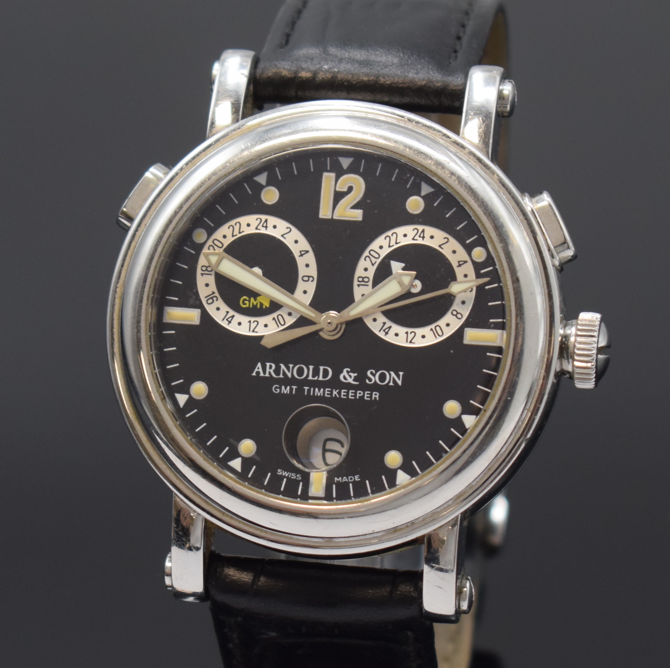 Detail a: ARNOLD & SON GMT Timekeeper II Herrenarmbanduhr mit 3 Zeitzonen, Schweiz um 2015, Automatik, Edelstahlgeh. inkl. Lederband m. orig. Dornschl., Boden ...