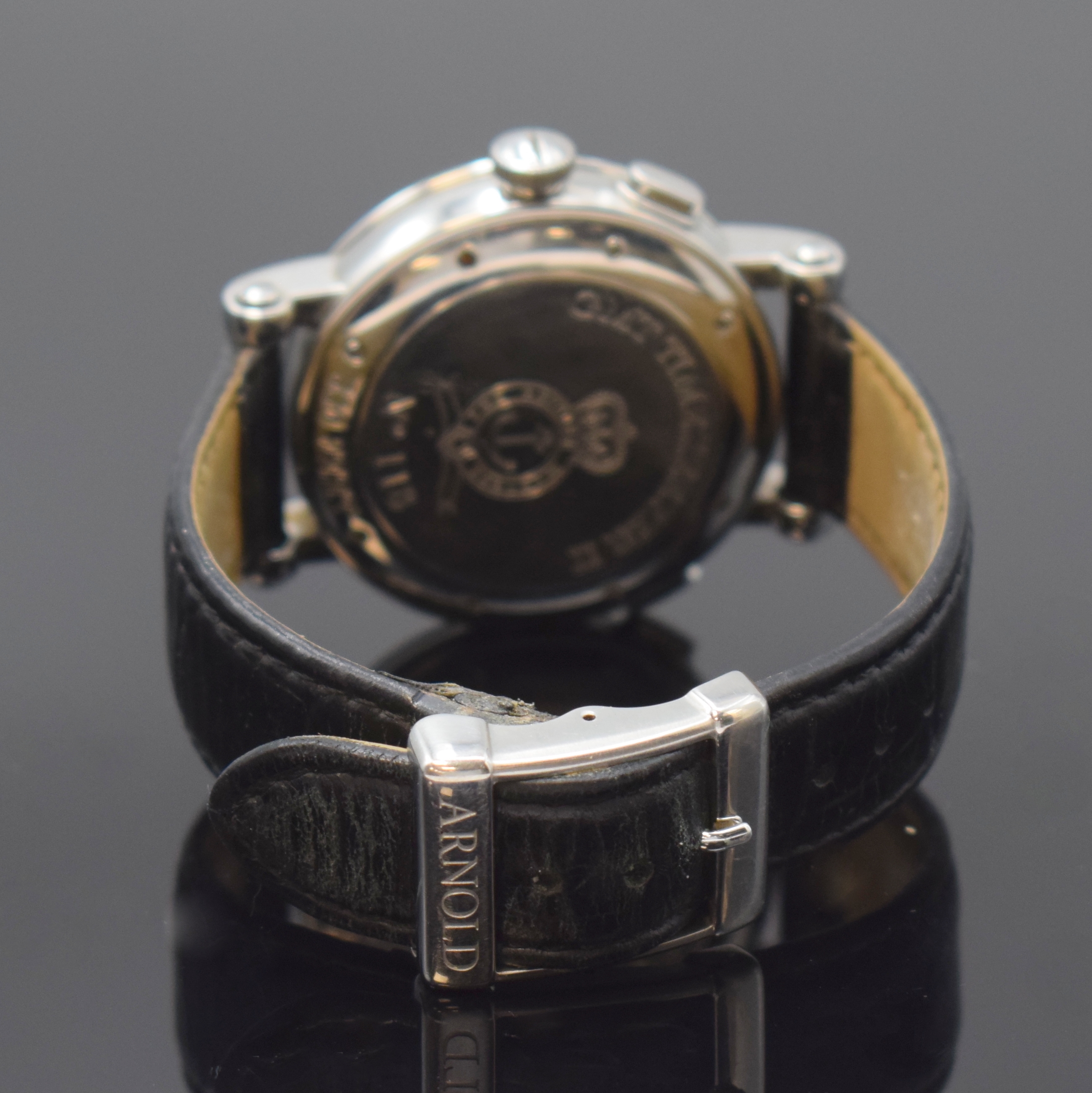 Detail b: ARNOLD & SON GMT Timekeeper II Herrenarmbanduhr mit 3 Zeitzonen, Schweiz um 2015, Automatik, Edelstahlgeh. inkl. Lederband m. orig. Dornschl., Boden ...