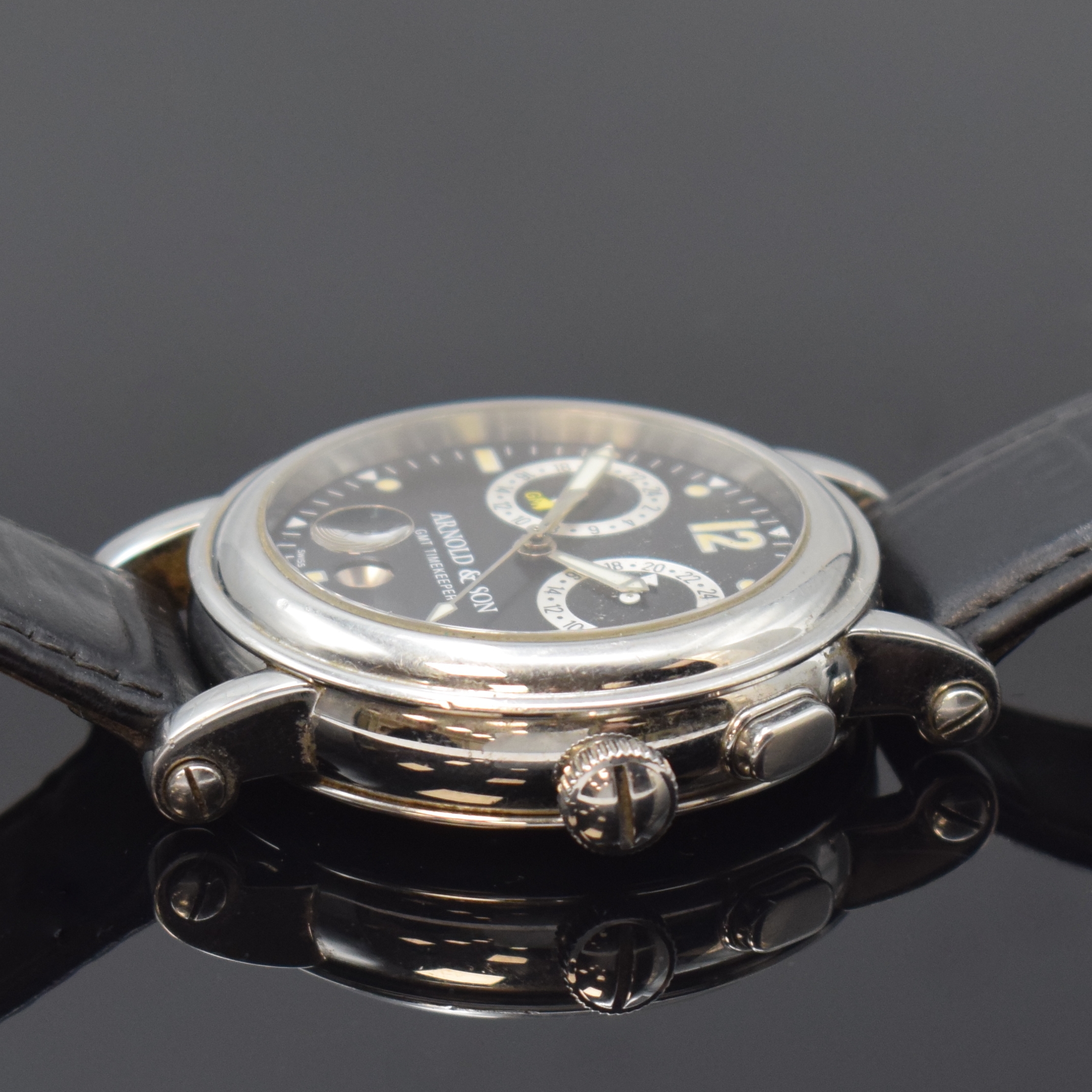 Detail c: ARNOLD & SON GMT Timekeeper II Herrenarmbanduhr mit 3 Zeitzonen, Schweiz um 2015, Automatik, Edelstahlgeh. inkl. Lederband m. orig. Dornschl., Boden ...