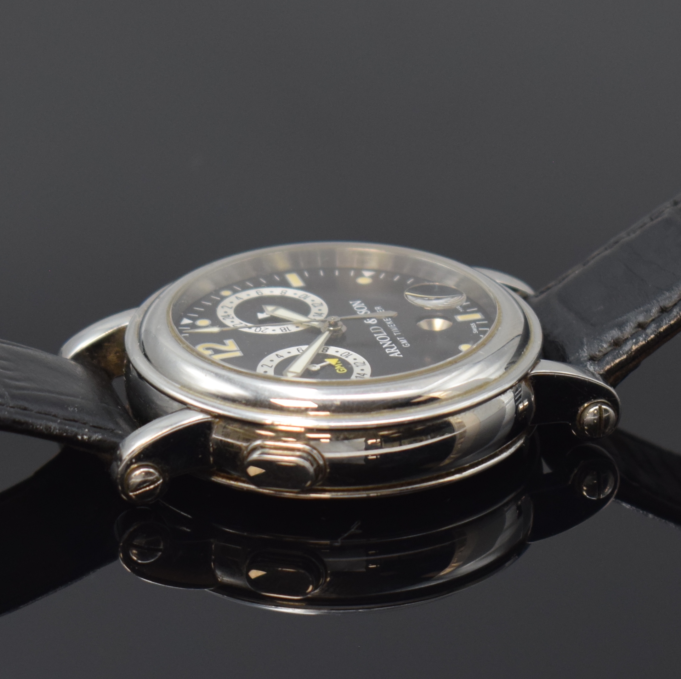 Detail d: ARNOLD & SON GMT Timekeeper II Herrenarmbanduhr mit 3 Zeitzonen, Schweiz um 2015, Automatik, Edelstahlgeh. inkl. Lederband m. orig. Dornschl., Boden ...