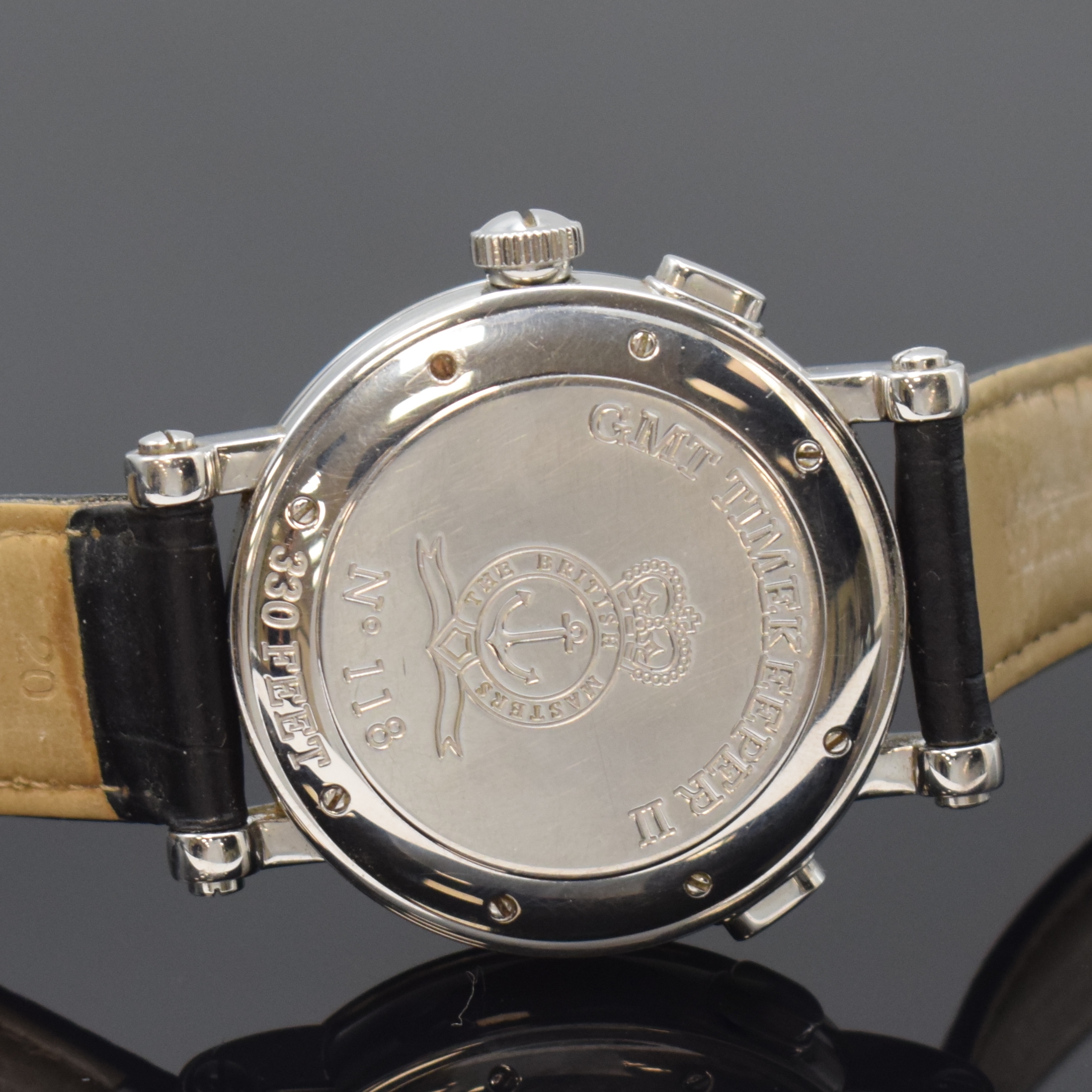 Detail e: ARNOLD & SON GMT Timekeeper II Herrenarmbanduhr mit 3 Zeitzonen, Schweiz um 2015, Automatik, Edelstahlgeh. inkl. Lederband m. orig. Dornschl., Boden ...