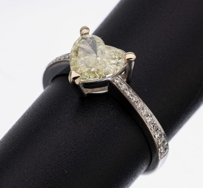 Image 26854847 - 18 kt Gold Diamant-Ring, WG 750/000, 1 facett. Diamantherz ca. 1.02 ct Yellow/p, 22 ...