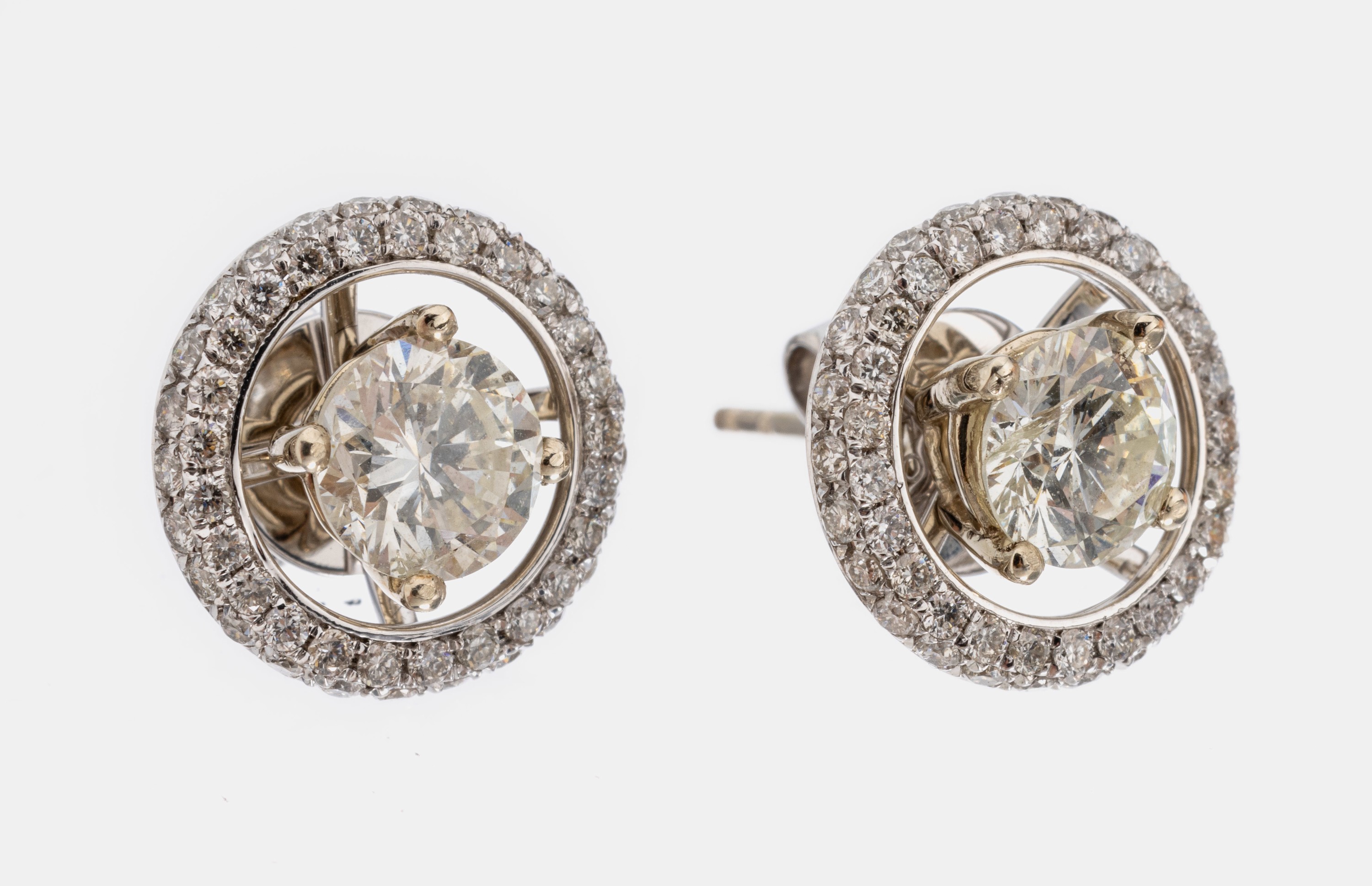 Paar 18 kt Gold Brillant-Ohrstecker, WG 750/000, 2 Brillanten zus. ca. 2.03 ct l.get.Weiß/p, abnehmbare Kränze mit Brillantenzus. ca. 0.60 ct ...