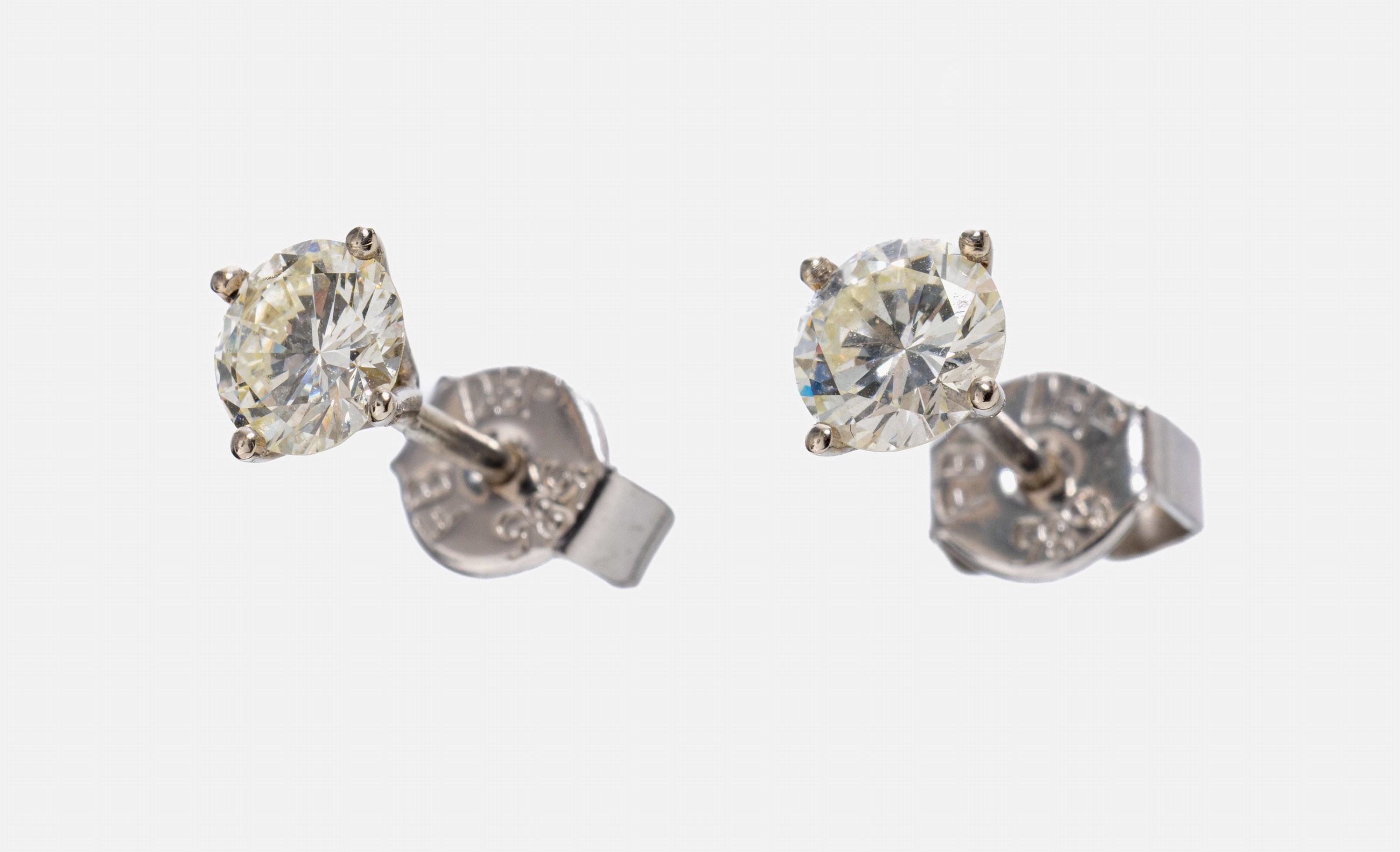 Paar 14 kt Gold Brillant-Ohrstecker, WG 585/000, 2 Brillanten zus. ca. 1.25 ct l.get.Weiß-get.-Weiß/si