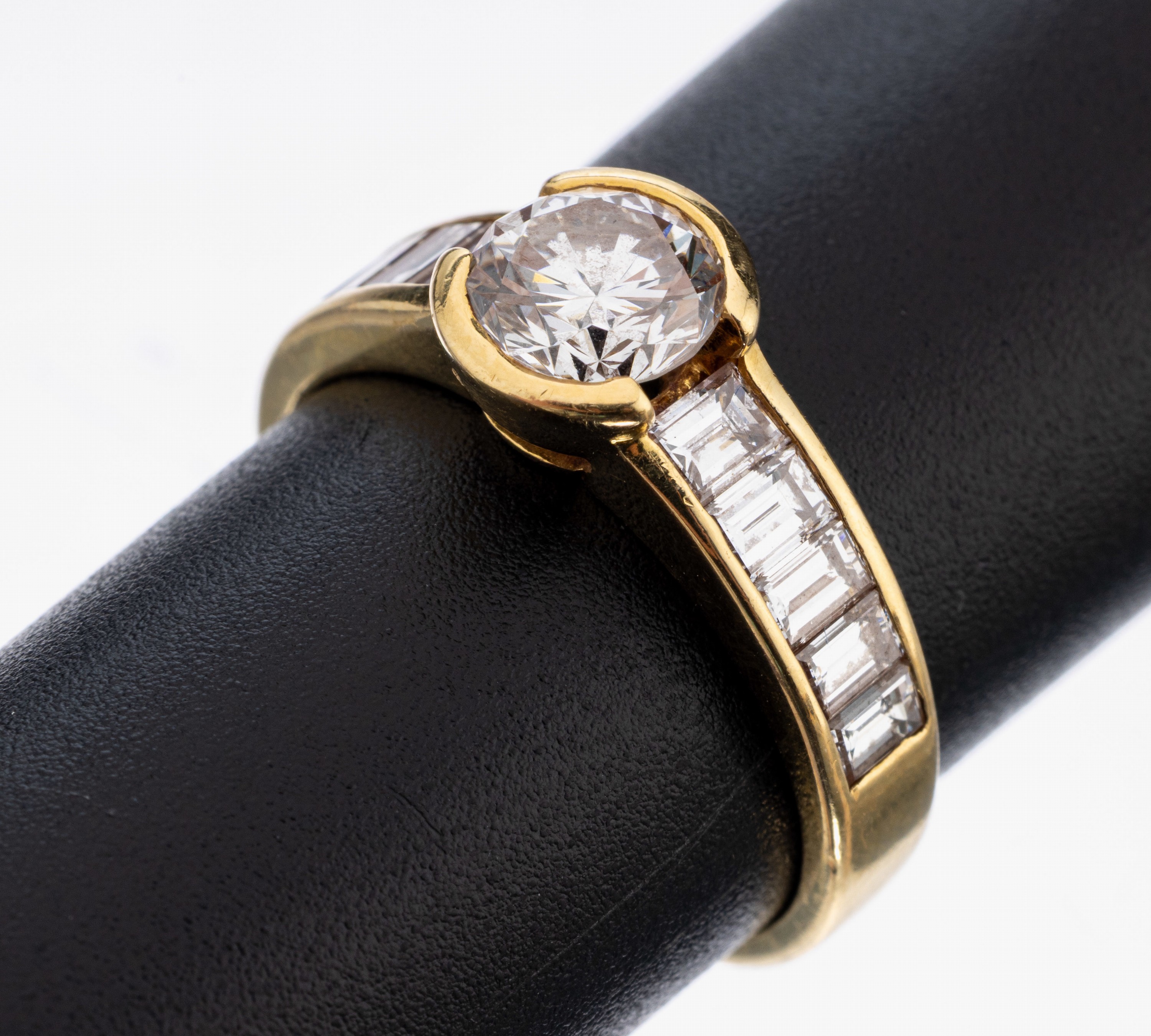 18 kt Gold Diamant-Ring, GG 750/000, 1 Brillant ca. 1.02 ct Weiß/p, 10 Diamantbaguettes zus. ca. 1.20 ct Weiß/si, RW 54, ca. 4.2 g