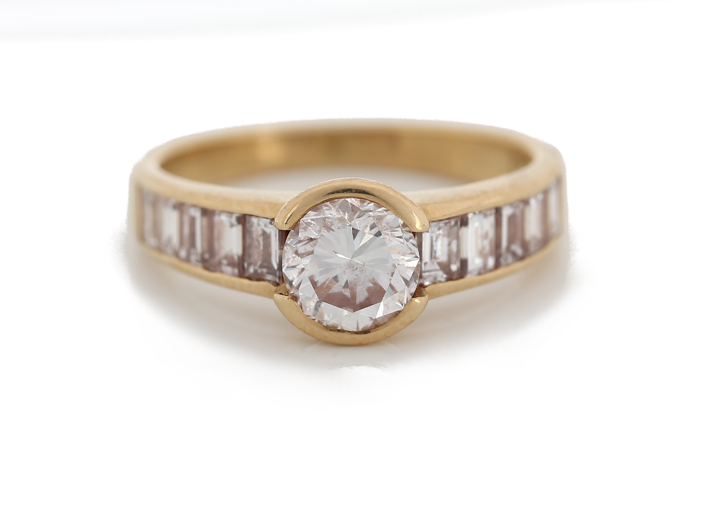 Detail a: 18 kt Gold Diamant-Ring, GG 750/000, 1 Brillant ca. 1.02 ct Weiß/p, 10 Diamantbaguettes zus. ca. 1.20 ct Weiß/si, RW 54, ca. 4.2 g