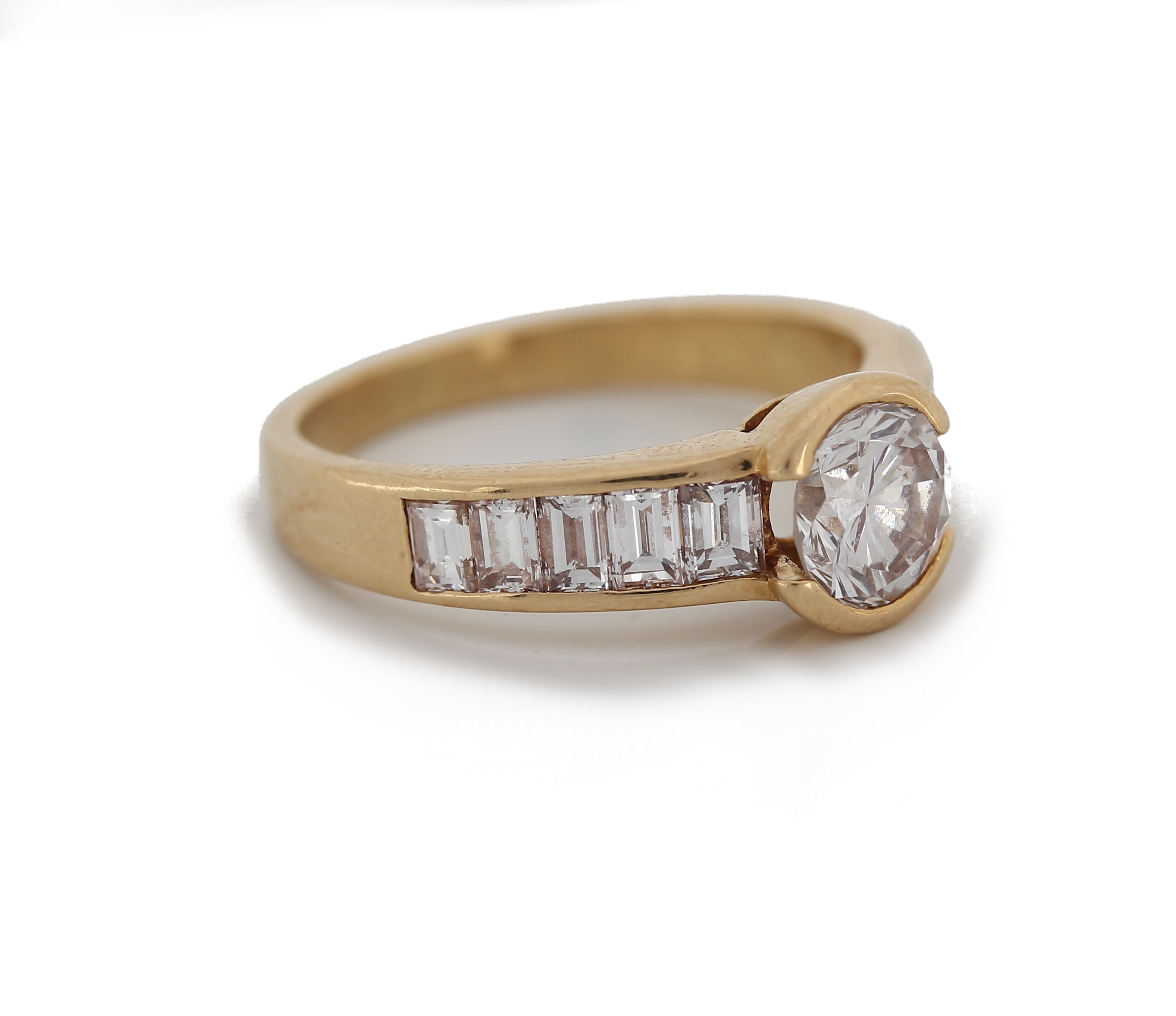 Detail b: 18 kt Gold Diamant-Ring, GG 750/000, 1 Brillant ca. 1.02 ct Weiß/p, 10 Diamantbaguettes zus. ca. 1.20 ct Weiß/si, RW 54, ca. 4.2 g
