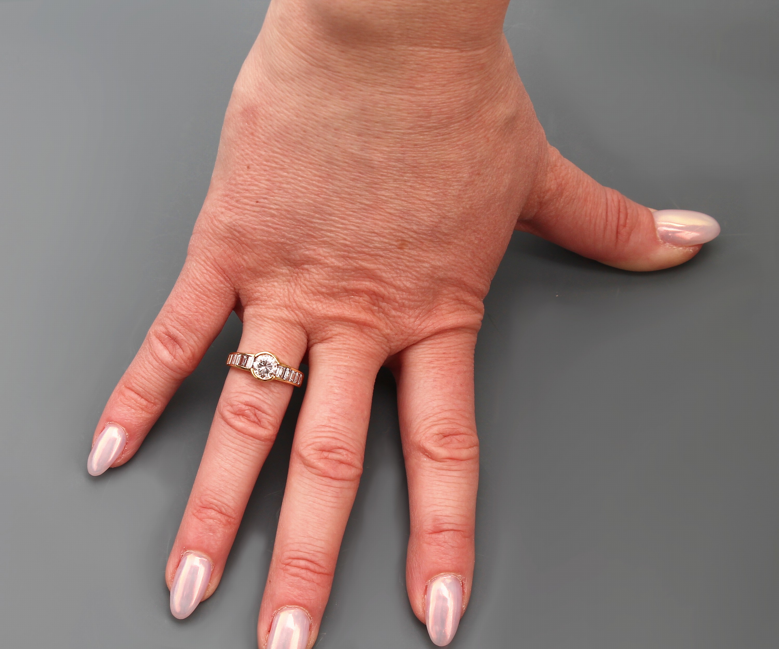 Detail d: 18 kt Gold Diamant-Ring, GG 750/000, 1 Brillant ca. 1.02 ct Weiß/p, 10 Diamantbaguettes zus. ca. 1.20 ct Weiß/si, RW 54, ca. 4.2 g