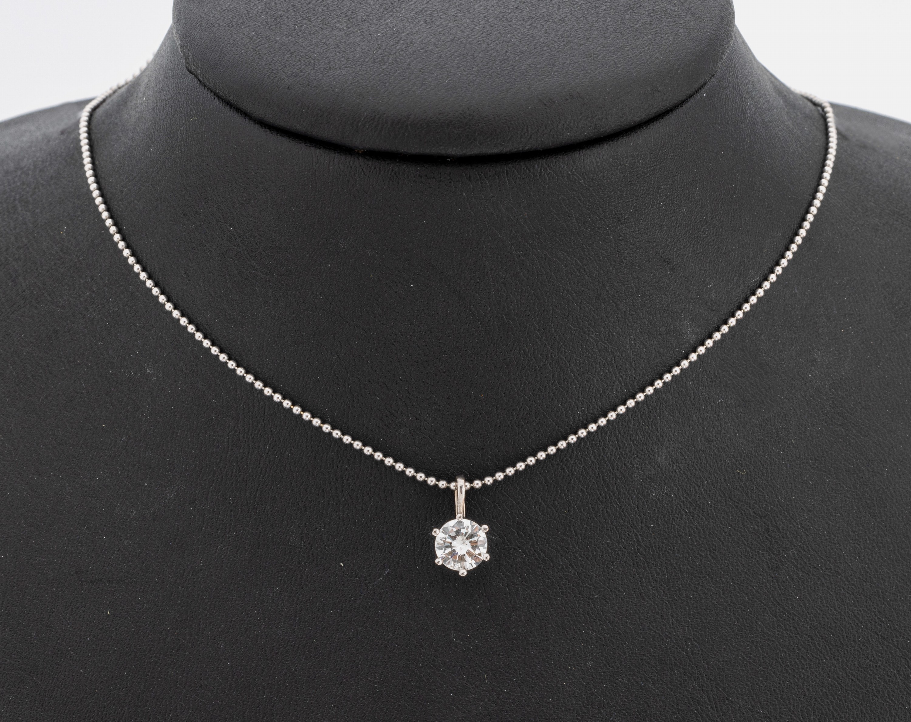 18 kt Gold Brillant-Anhänger, WG 750/000, Brillant ca. 1.02 ct feines Weiß-Weiß/p, an Kugelkette, WG 750/000, L. ca. 44 cm, Federringschließe, ...