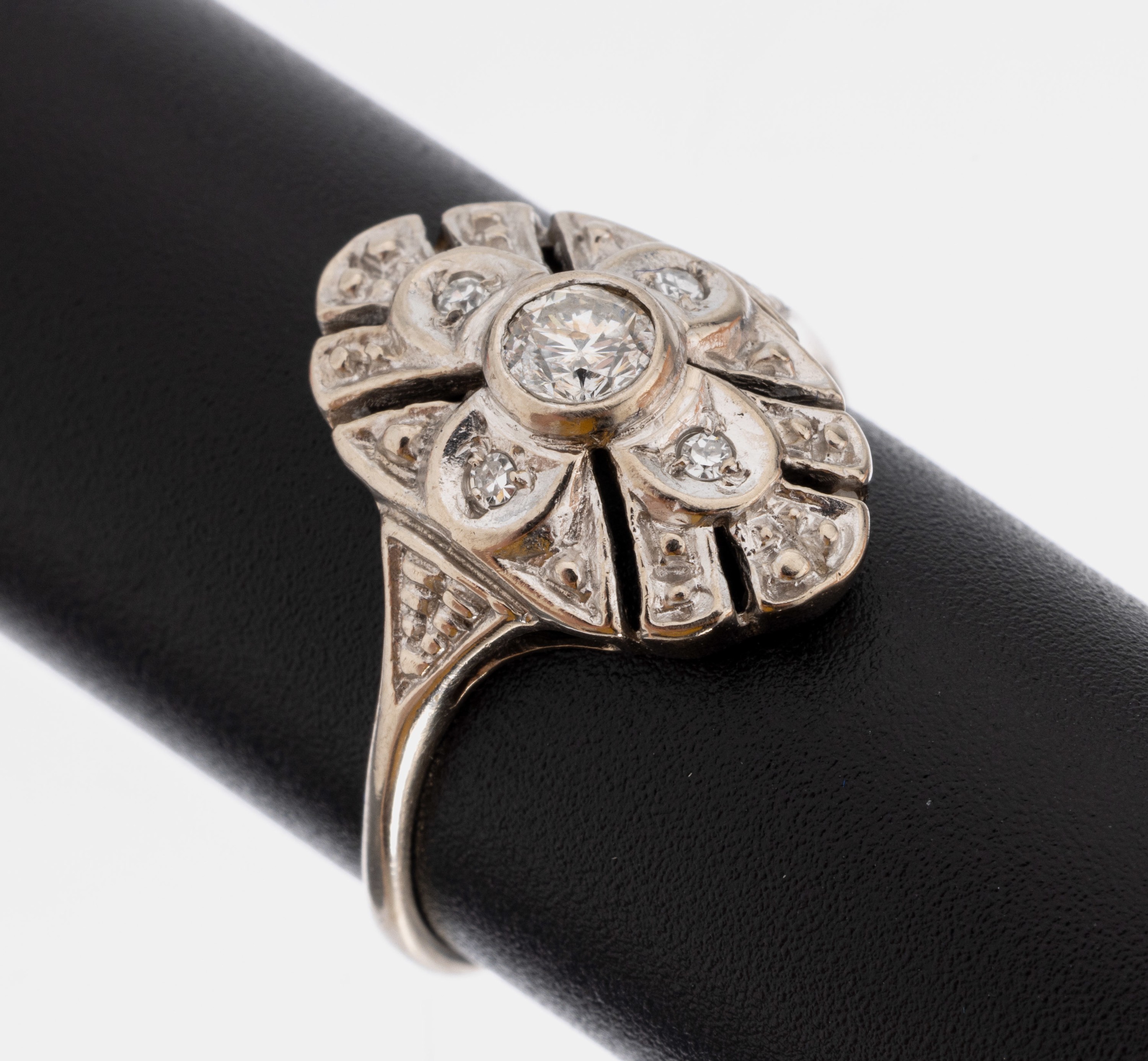 14 kt Gold Diamant-Ring, WG 585/000, Ringkopf durchbrochen, 1 Brillant und 4 8/8- Diamanten zus. ca. 0.25 ct Weiß/p, RW 54, ca. 3.5 g