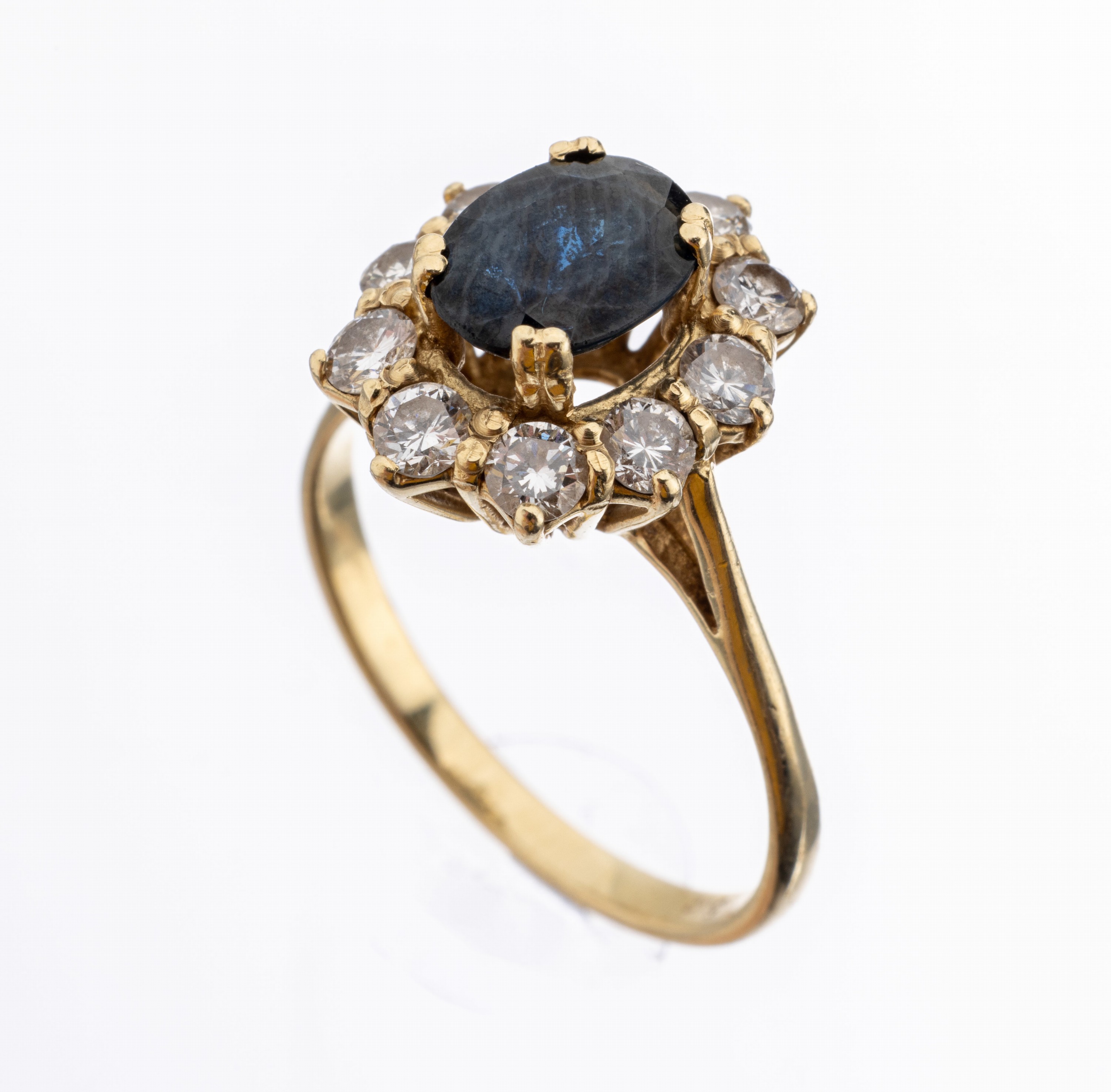 14 kt Gold Saphir-Brillant-Ring, GG 585/000, mittig erhaben gefasster ovalfacett. Saphir ca. 1.20 ct, umgeben von 10 Brillanten zus. ca. 1.0 ct ...