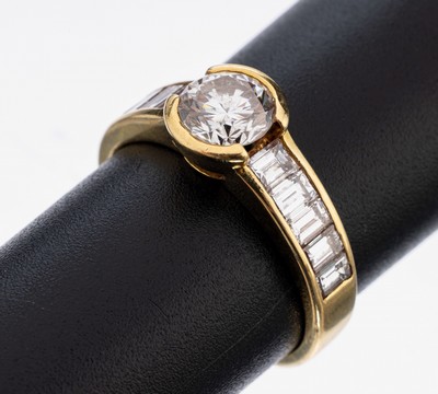 18 kt Gold Diamant-Ring,  GG 750/000, 1 Brillant ca. 1.02 ct Weiß/p, 10 Diamantbaguettes zus. ca. 1.20 ct Weiß/si, RW 54, ca. 4.2 g