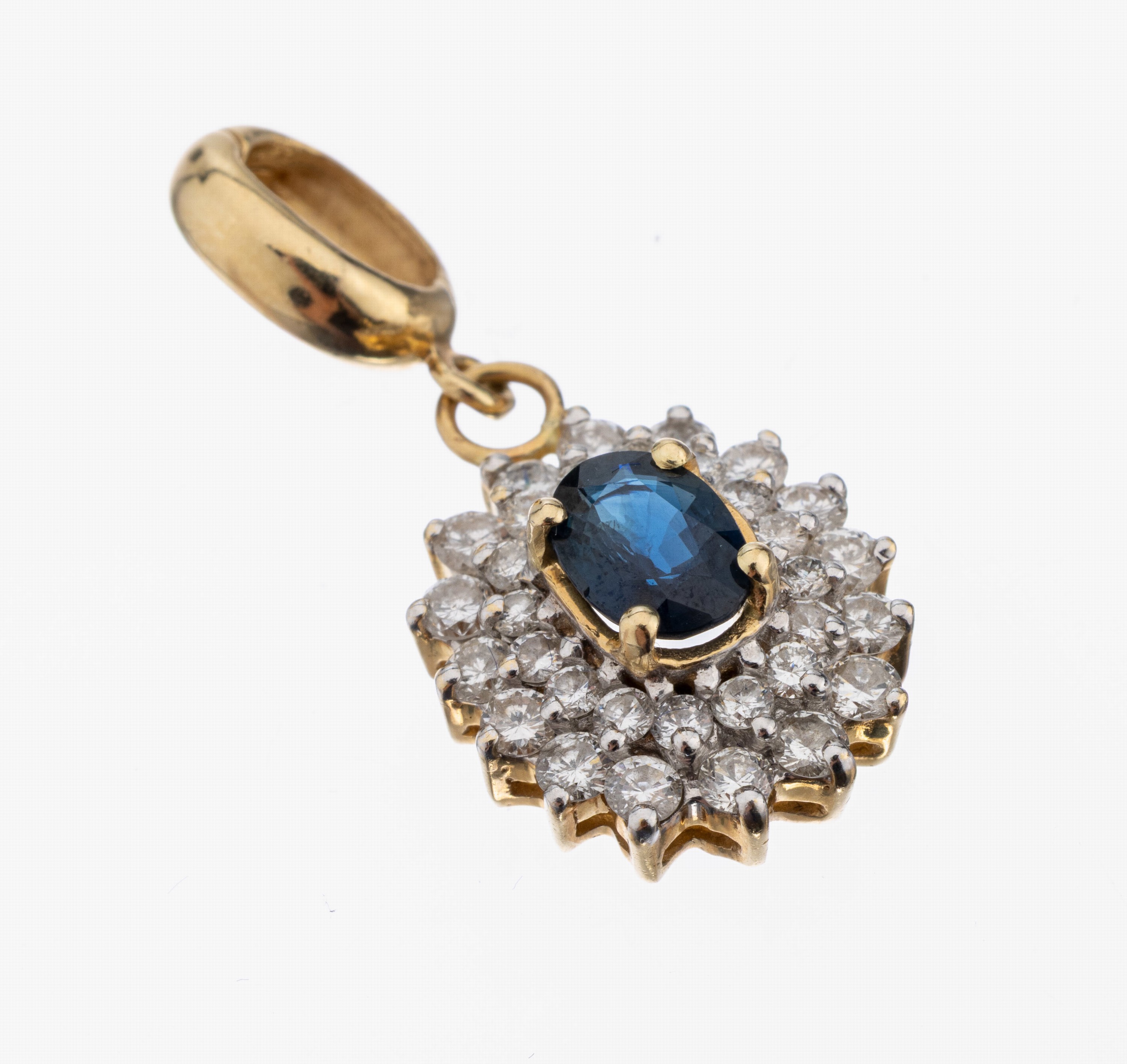 14 kt Gold Saphir-Brillant-Anhänger, GG/WG 585/000, mittig ovalfacett. Saphir ca. 0.50 ctumgeben von 32 Brillanten zus. ca. 1.50 ct Weiß/si, ca. ...
