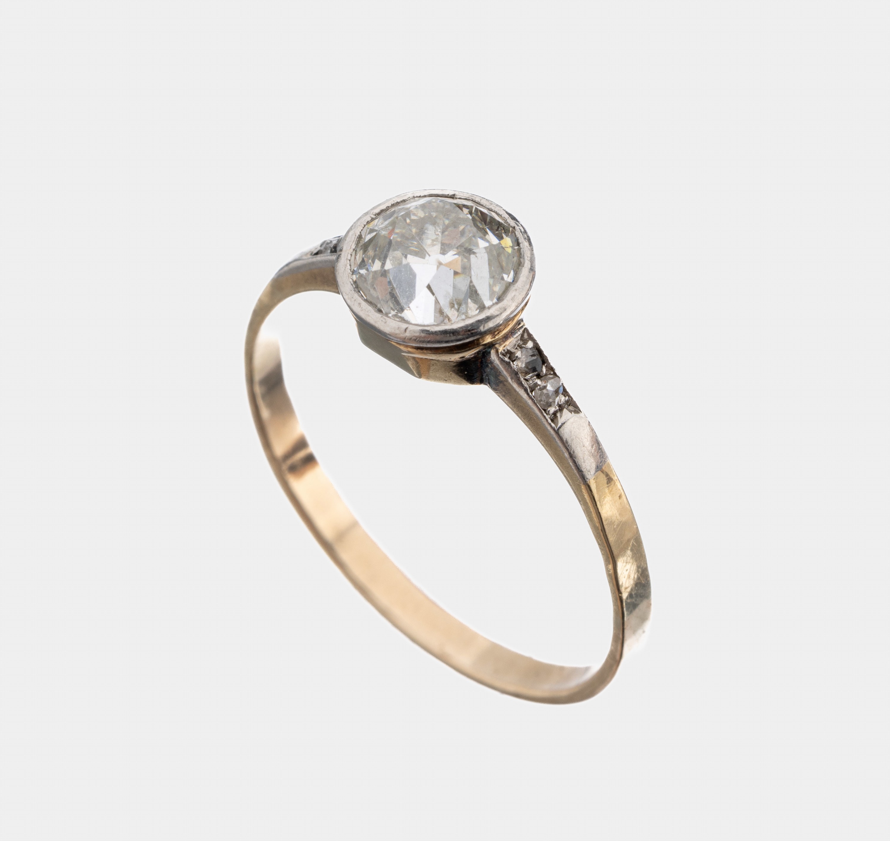 14 kt Gold Diamant-Ring, um 1900, GG 585/000, 1 Altschliffdiamant ca. 1.60 ct l.get.Weiß/p, Ringschultern mit kl. Diamantrosen, RW 60, ca. 2.0 g