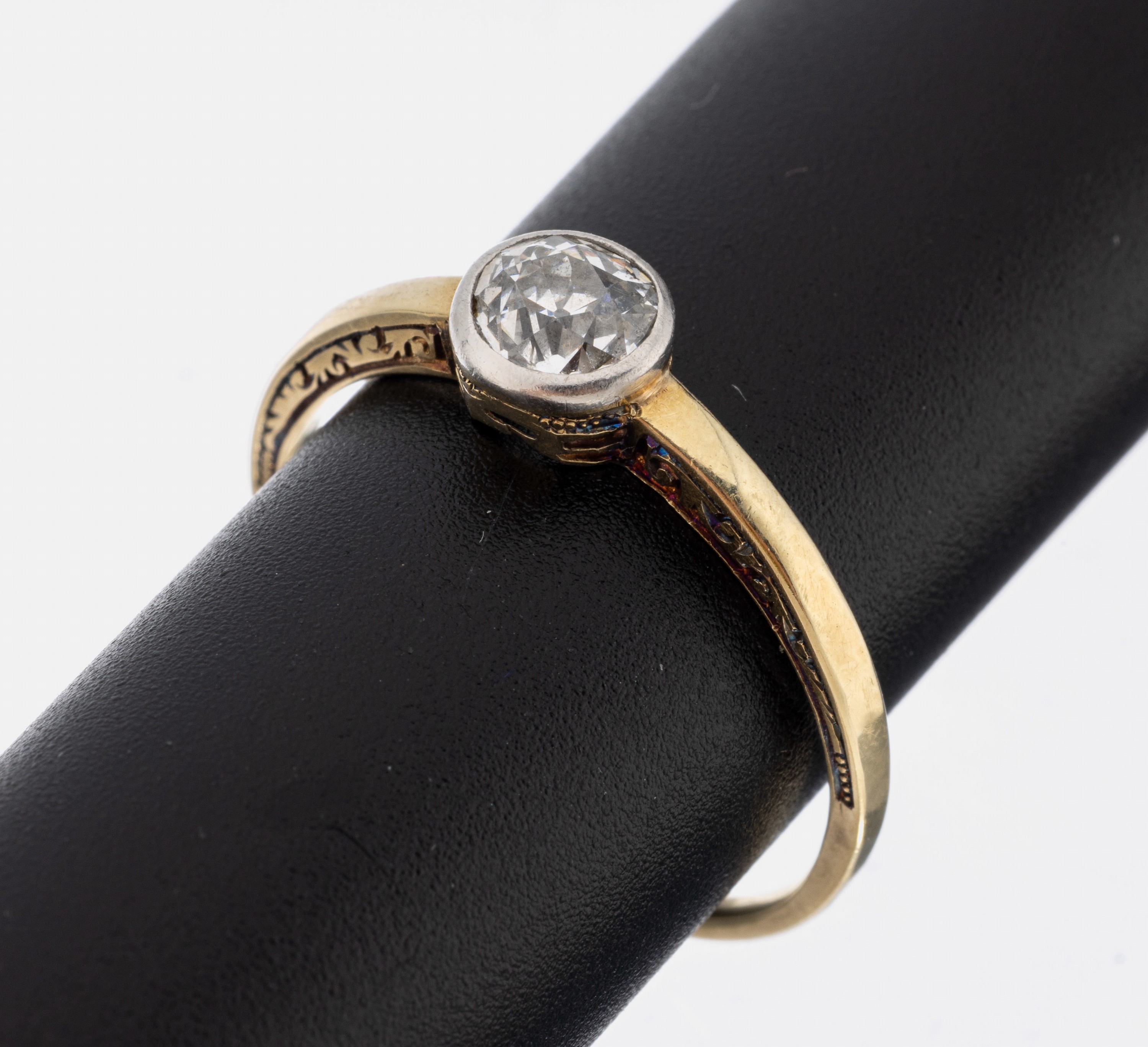 14 kt Gold Diamant-Ring, um 1900, GG 585/000 gepr., seitl. fein grav., 1 in Platin gefasster Altschliffdiamant ca. 0.75 ct Weiß/p, RW 61, ca. 2.5 g