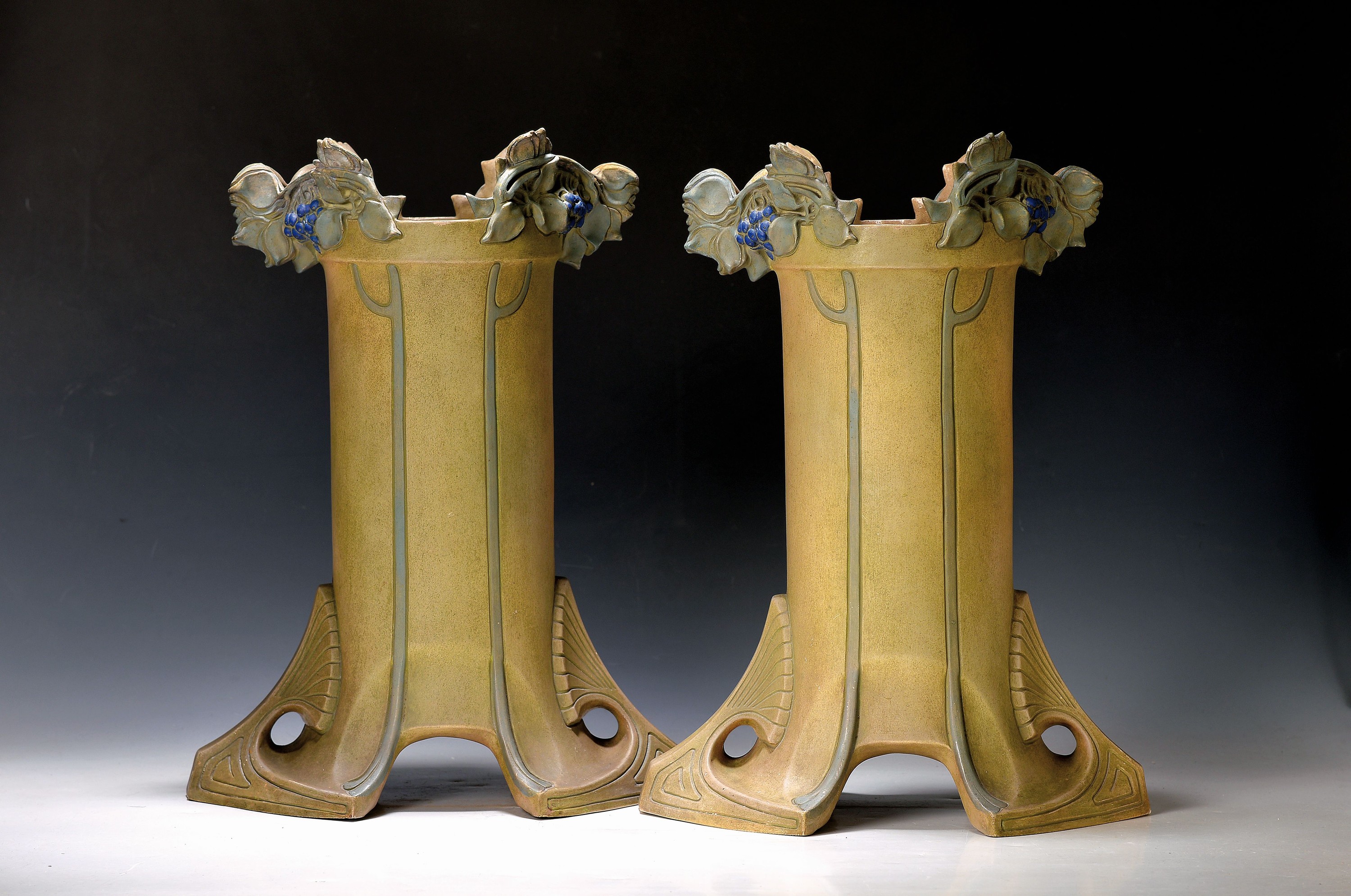 Vasenpaar, Amphora Österreich, um 1900, Jugendstil, Keramik, am oberen Rand reliefiert mit stil. Blüten und Blättern, min. best., H. ca. 43cm