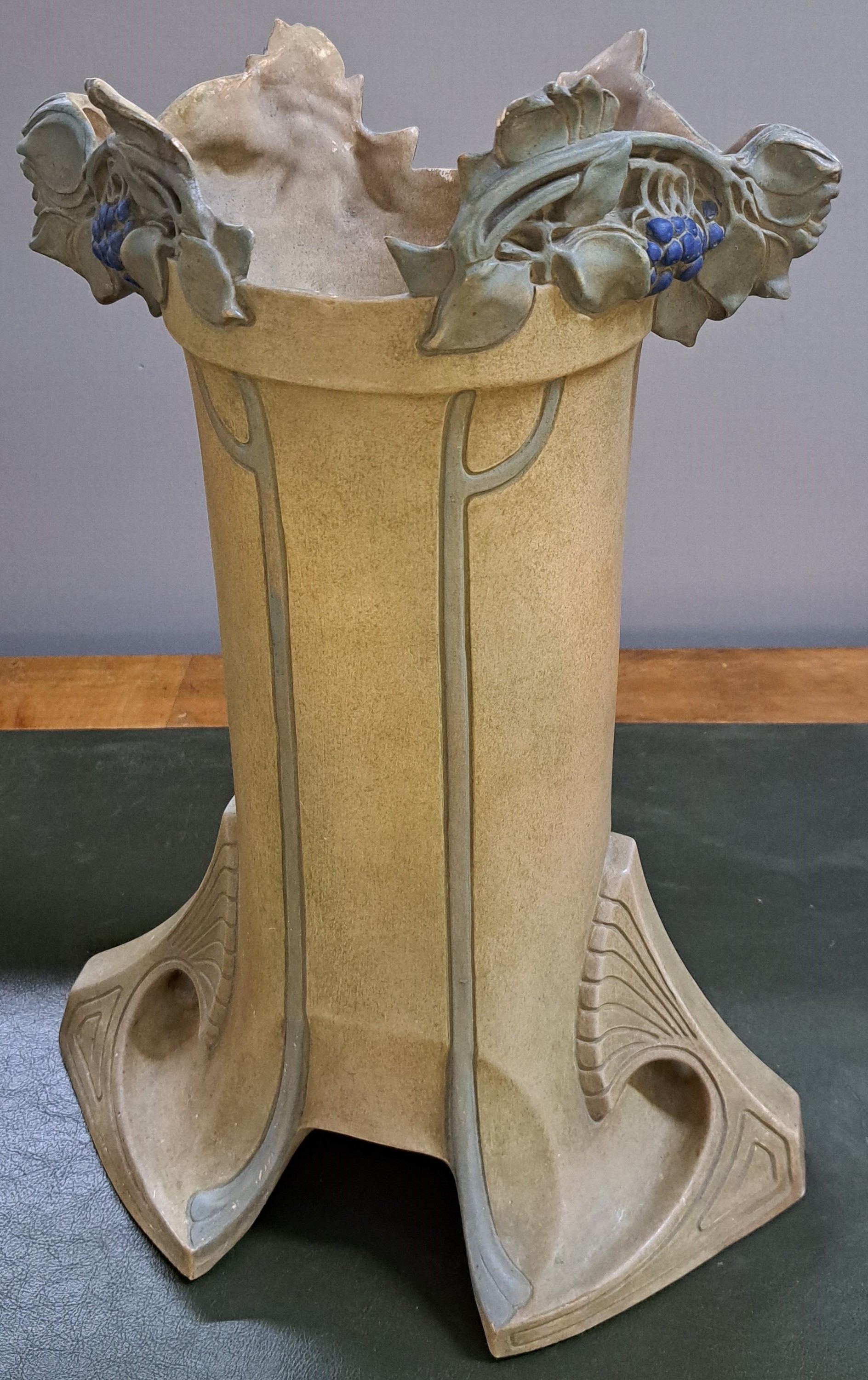 Detail b: Vasenpaar, Amphora Österreich, um 1900, Jugendstil, Keramik, am oberen Rand reliefiert mit stil. Blüten und Blättern, min. best., H. ca. 43cm