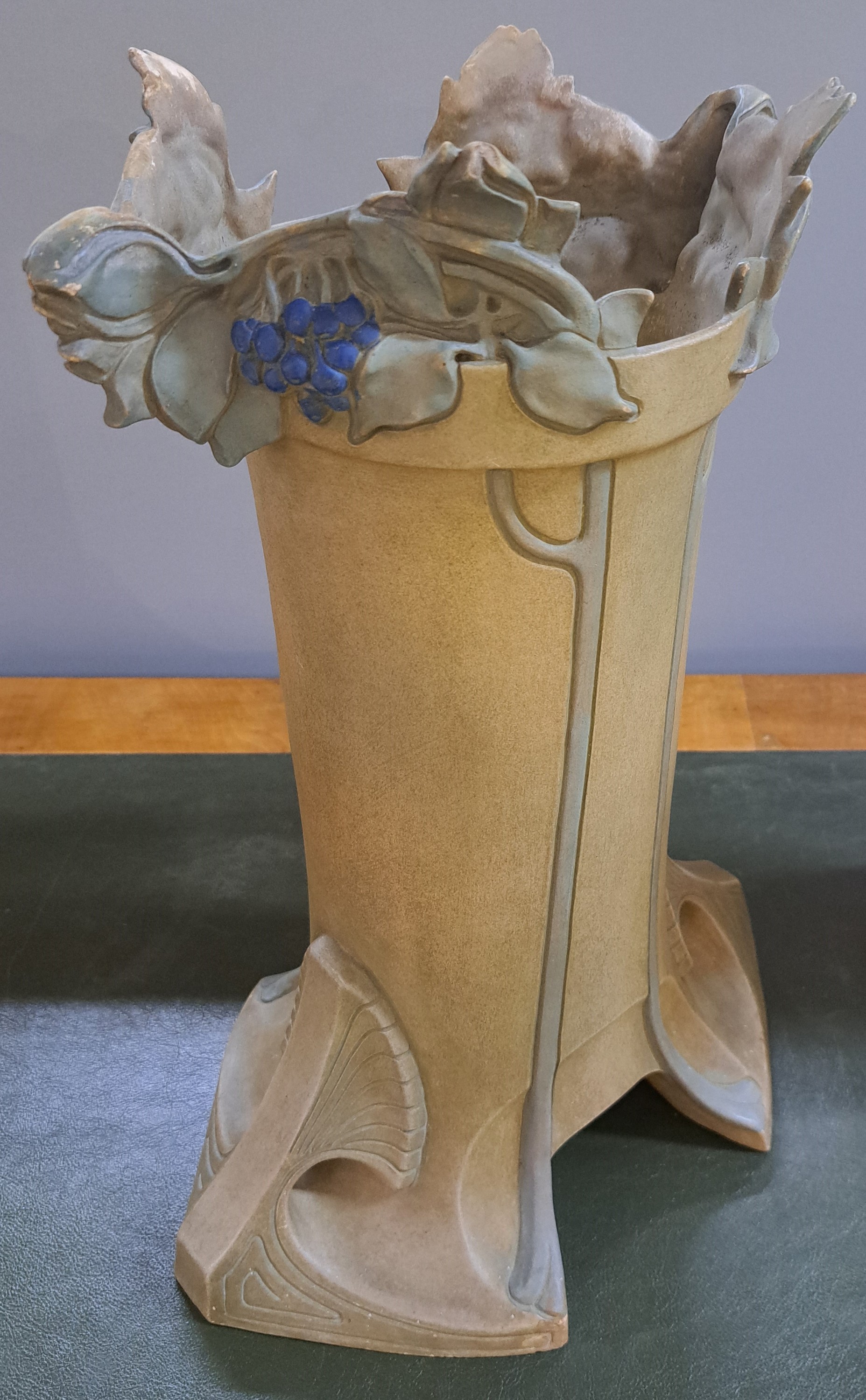 Detail e: Vasenpaar, Amphora Österreich, um 1900, Jugendstil, Keramik, am oberen Rand reliefiert mit stil. Blüten und Blättern, min. best., H. ca. 43cm