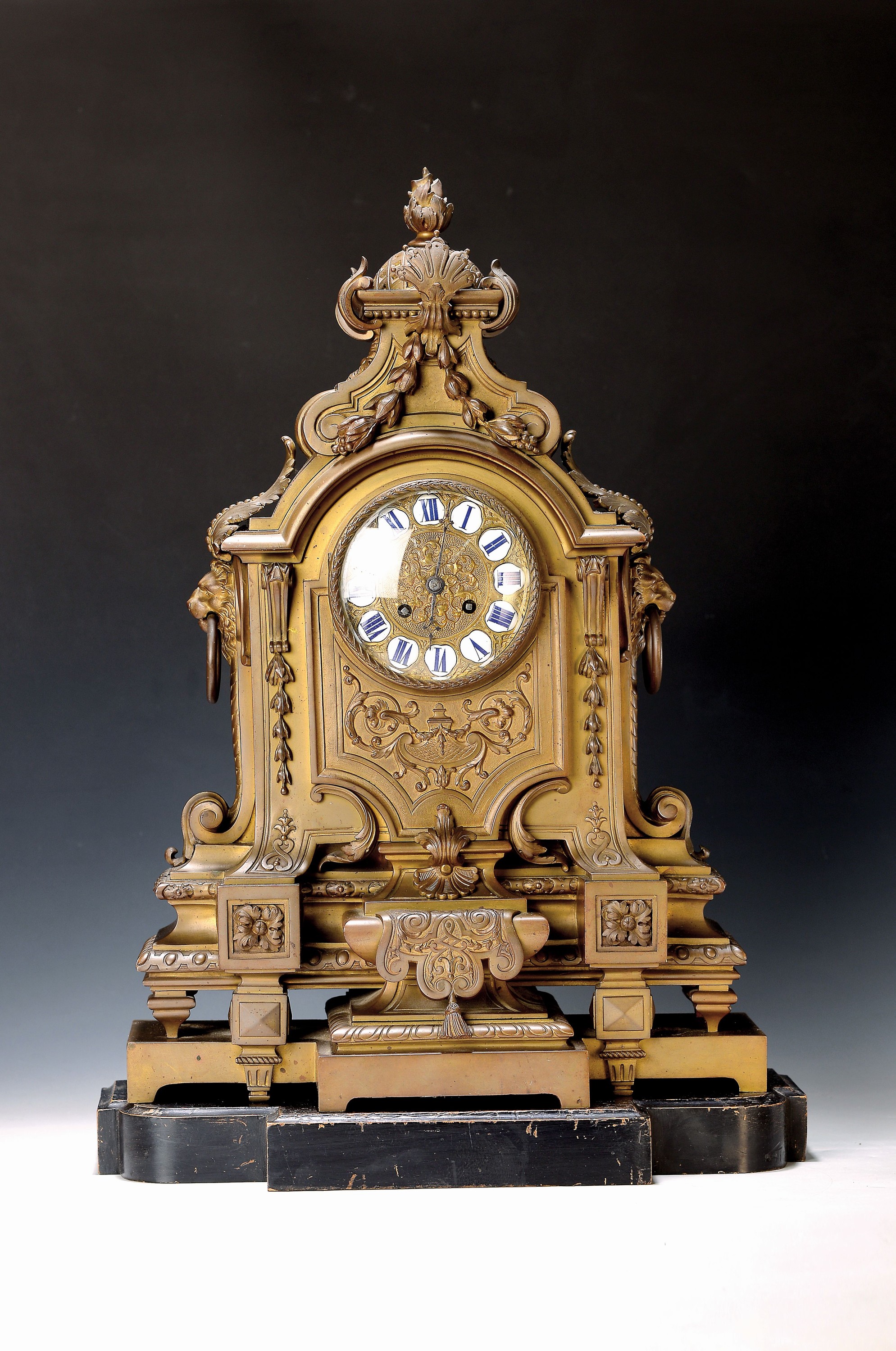 Große Tischuhr, Frankreich, um 1880-90, schweres Bronzegussgehäuse reich reliefiert und verziert, Historismus, auf losem Holzsockel, üppige ...