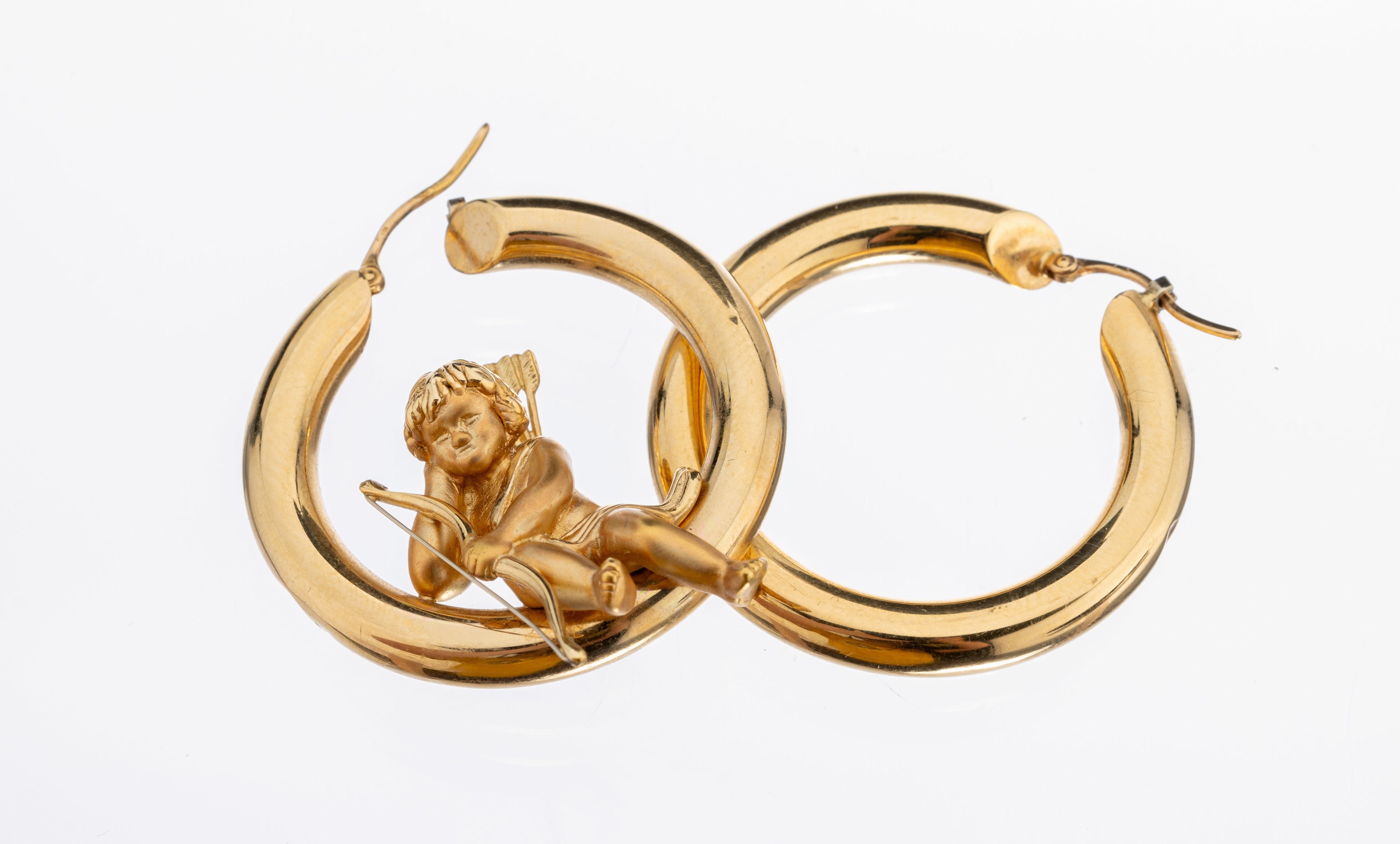 Paar 18 kt Gold Ohrcreolen, GG 750/000 1 Ohrcreole mit plastischem Amor mit Pfeilen und Bogen, D. ca. 3.5 cm, ca. 7.8 g, 1 x mit kl. Delle