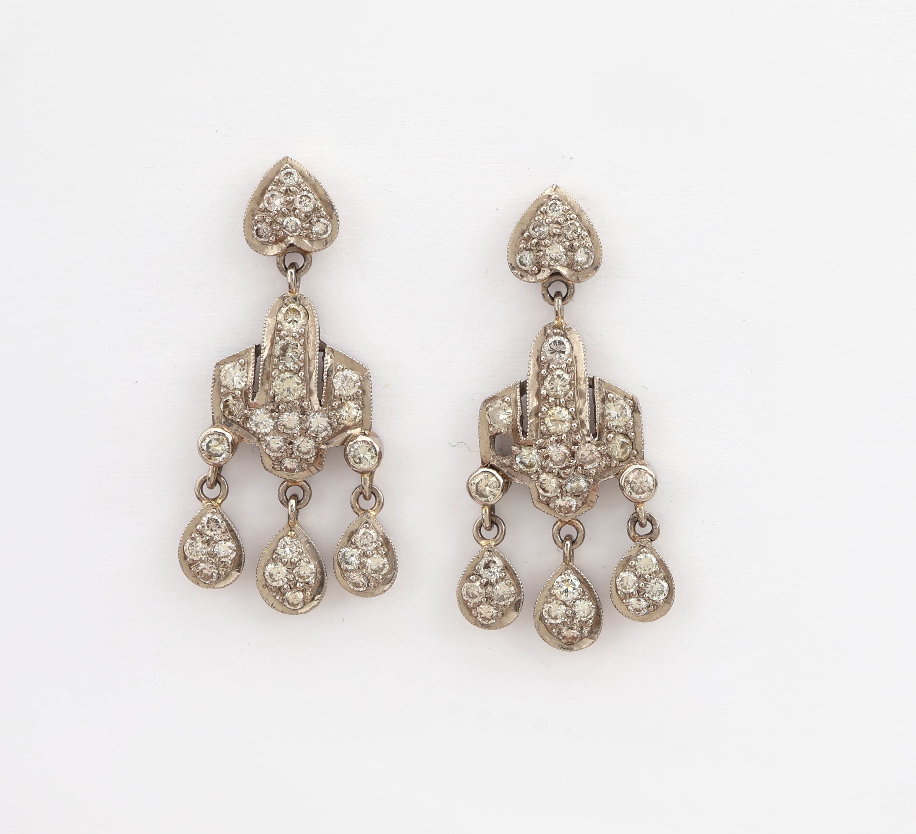 Paar Platin Art Deco Diamant-Ohrgehänge, Platin gepr., 63 Diamanten (1 St. fehlt) zus. ca. 0.80 ct Weiß-get.Weiß/p1, bewegliche Abhängungen, L. ...