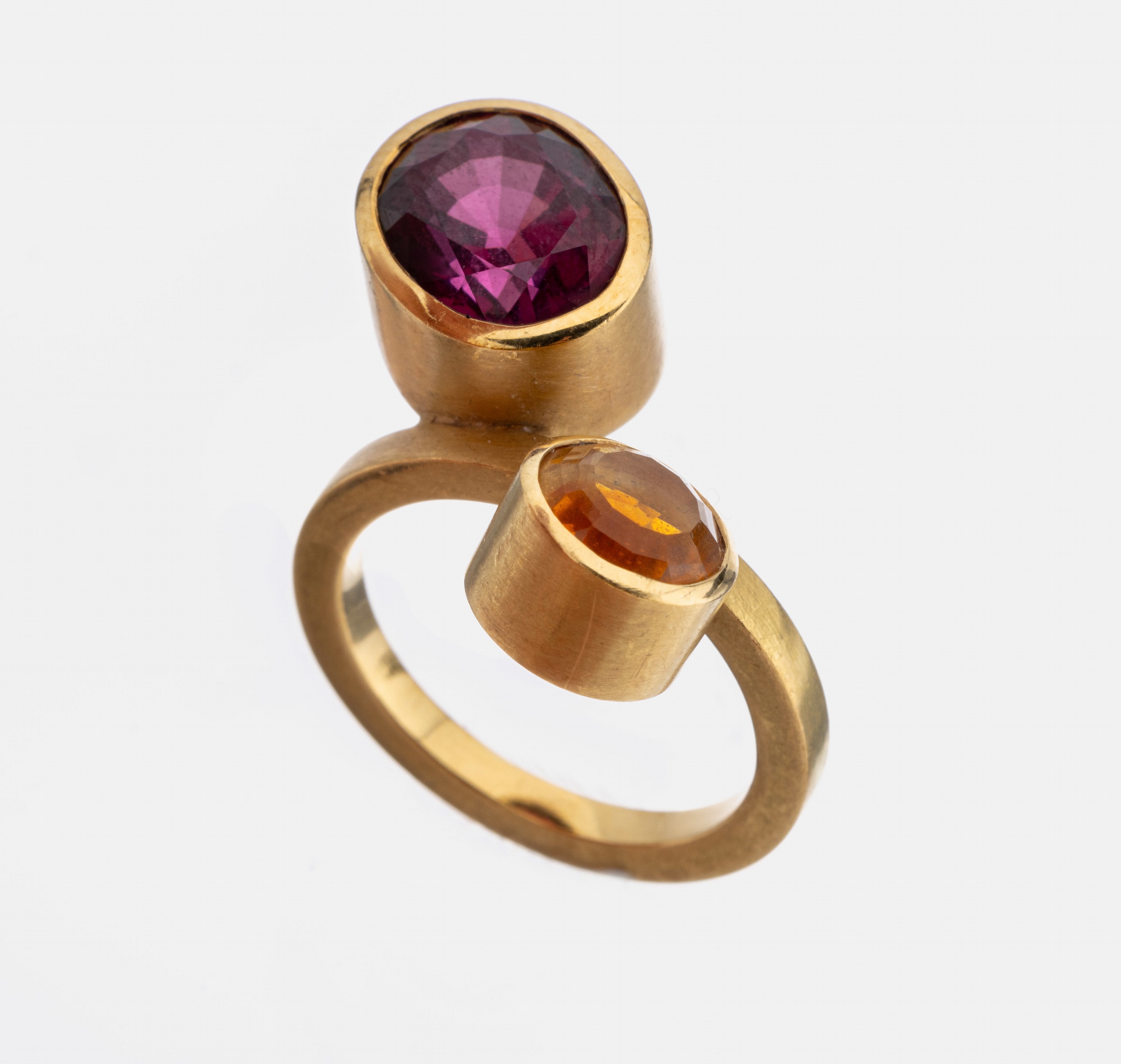18 kt Gold Farbstein-Ring, GG 750/000, 1 ovalfacett. Rubellit ca. 2.20 ct, 1 rundfacett. Citrin ca. 1.0 ct seidenmattiert, RW 54, ca. 12.0 g