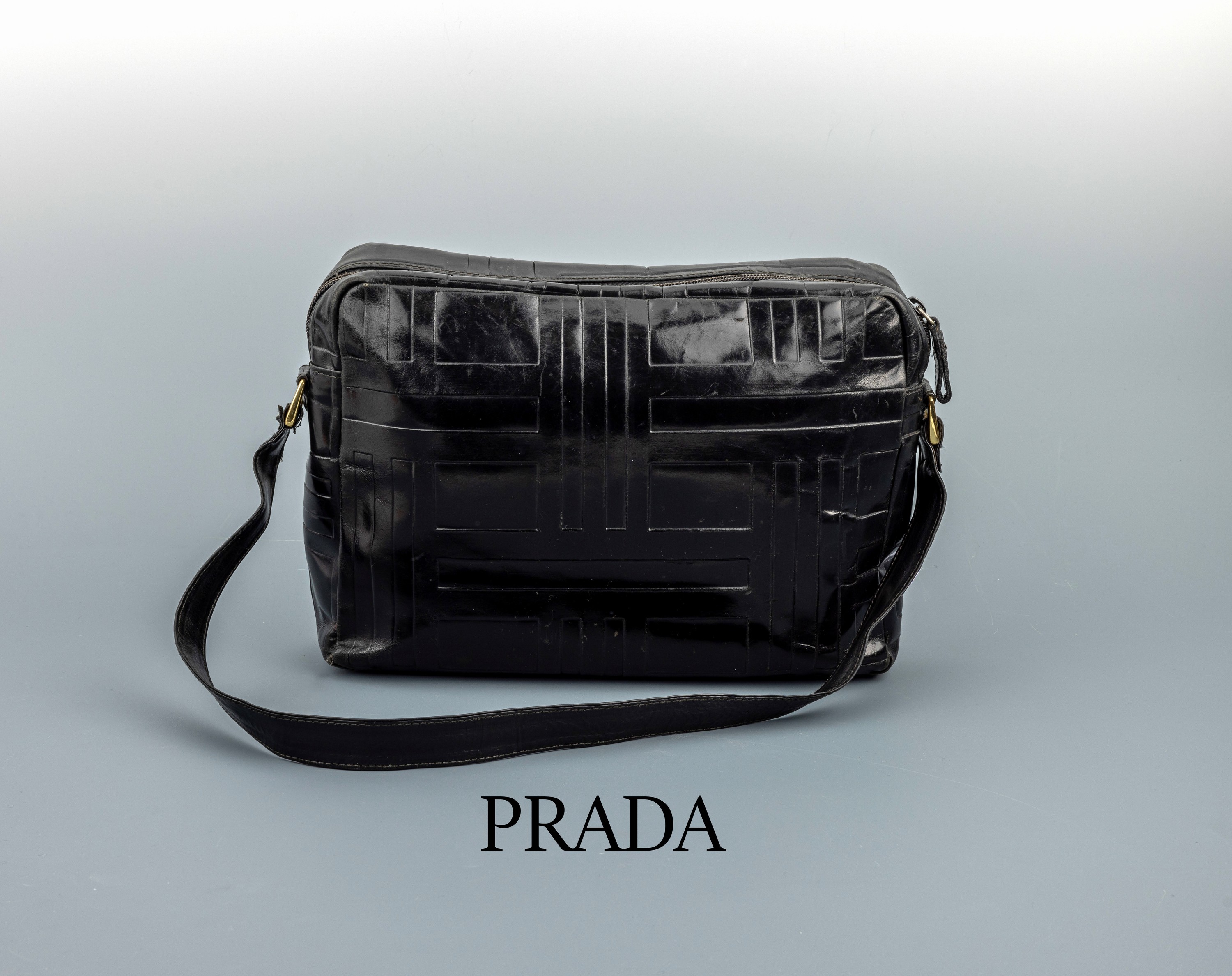 PRADA Vintage Tasche, schwarzes Glattleder,strukturierte Musterung, ein Tragehenkel, Monturen Metall verg., innen schwarzer Stoff mit Prada ...