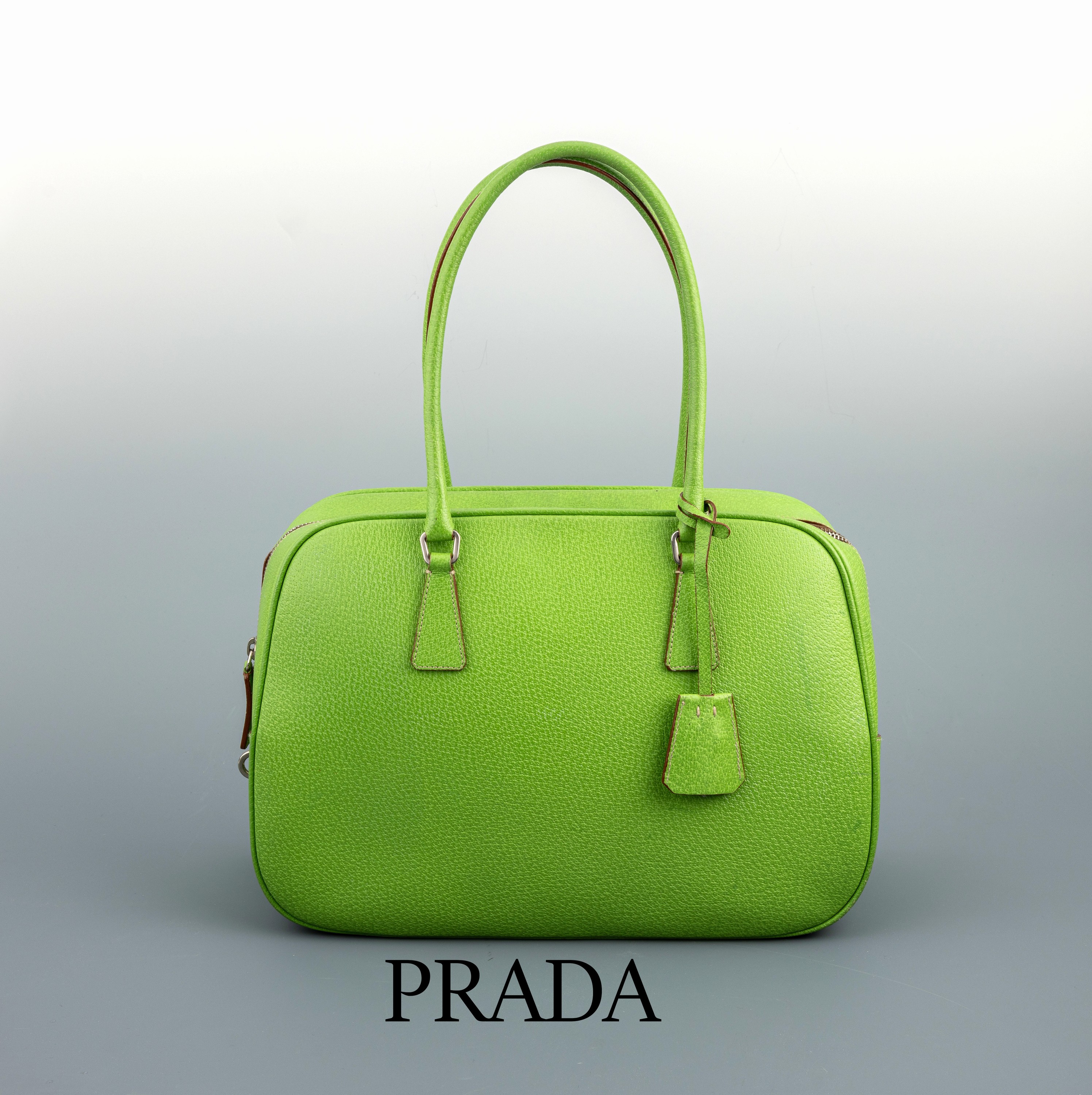 PRADA Vintage Handtasche, grünes beschichtetes Leder, Monturen und Schloss Metall, Clochette und 2 Schlüssel, großes Reissverschlussfach, innen ...